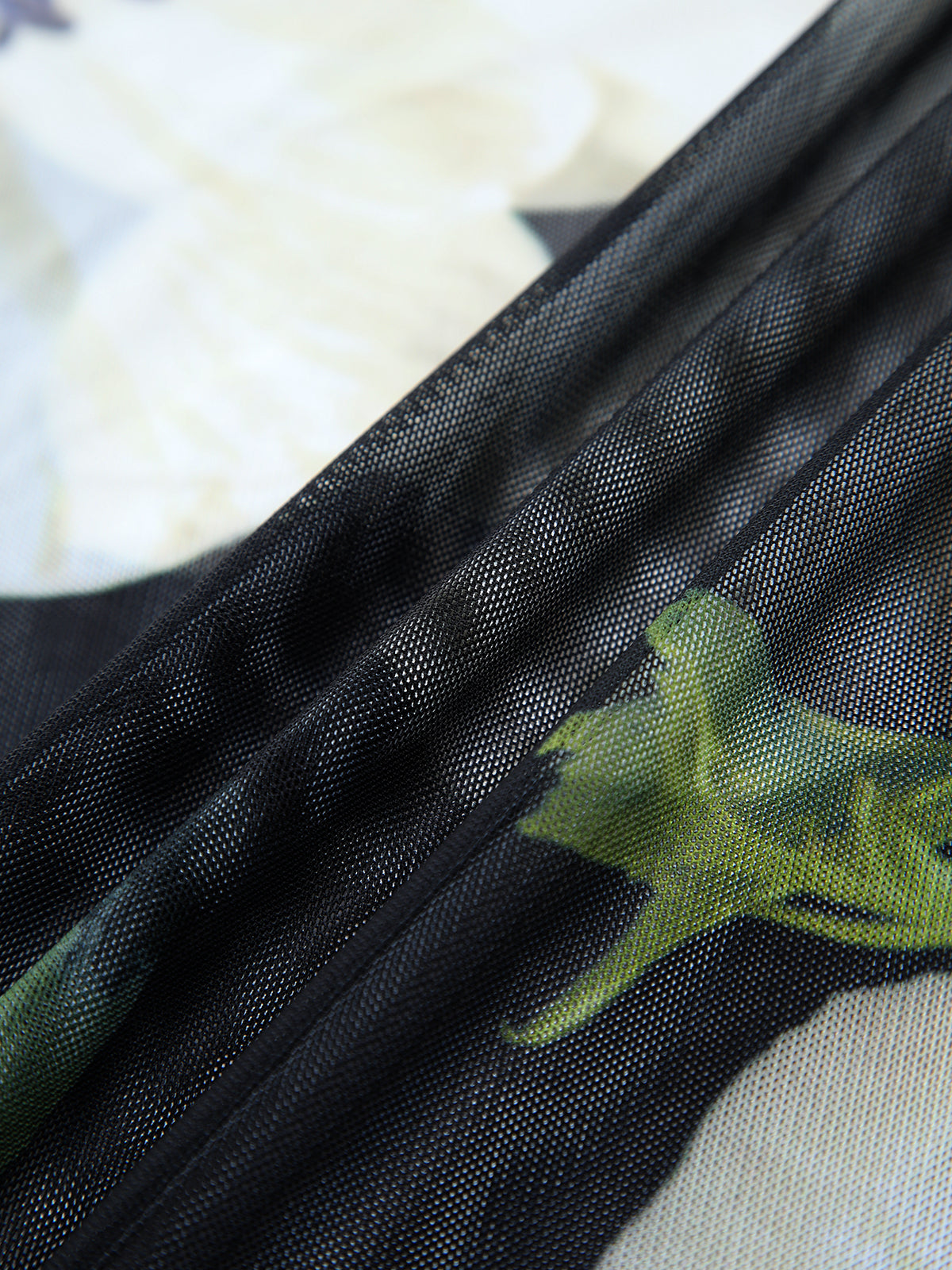 Gossamsilk – Gardenia – Midi-Rohrkleid aus geblümtem Netzstoff mit Falten