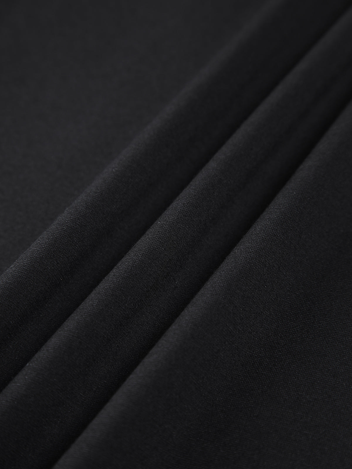 Starlace – Geripptes Kleid mit Stehkragen, schrägen Aussparungen, langen Ärmeln und kurzem Schnitt