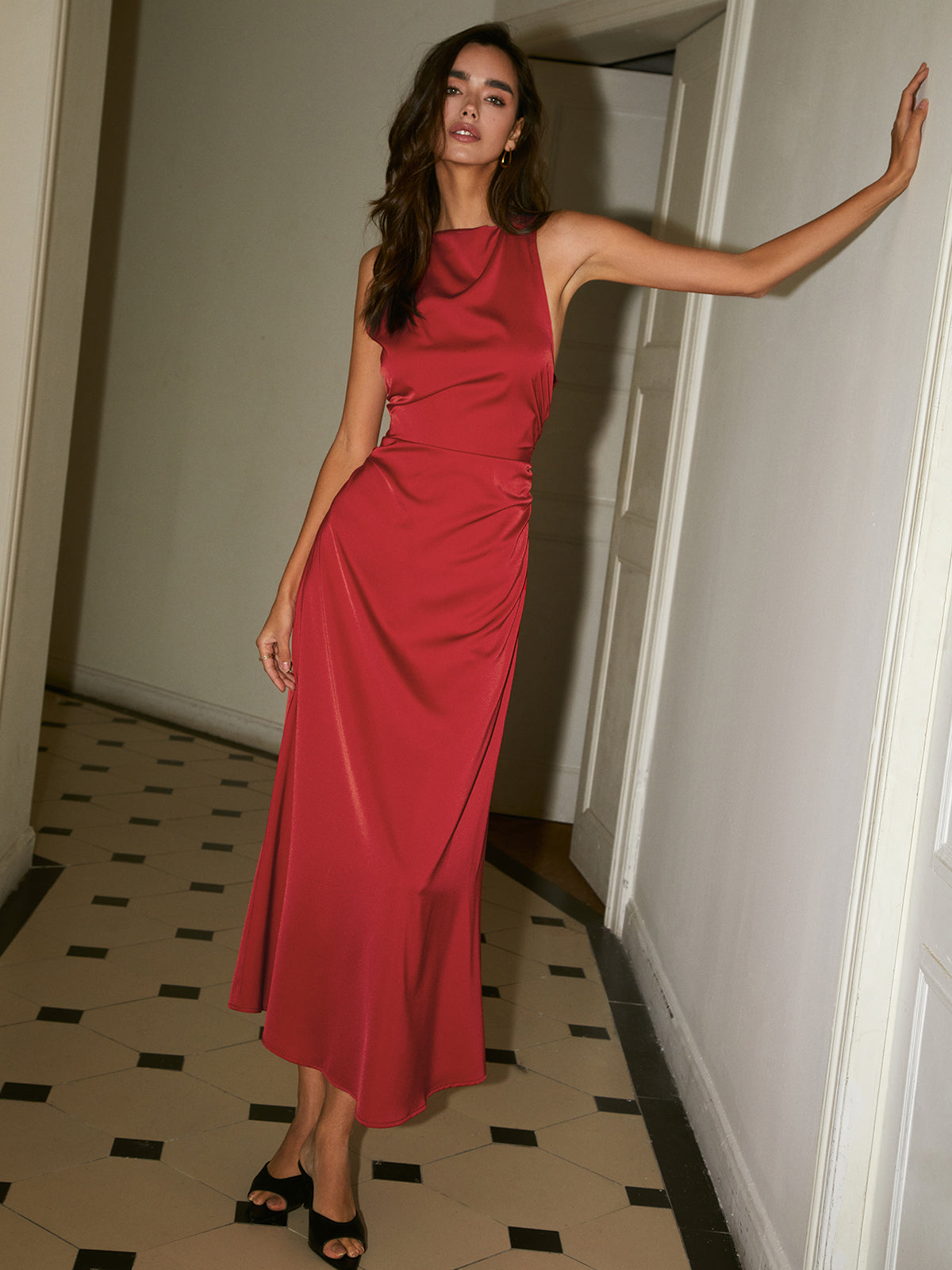 SynŽ Langes Kleid aus Satin mit Wasserfallausschnitt und überkreuztem Rücken