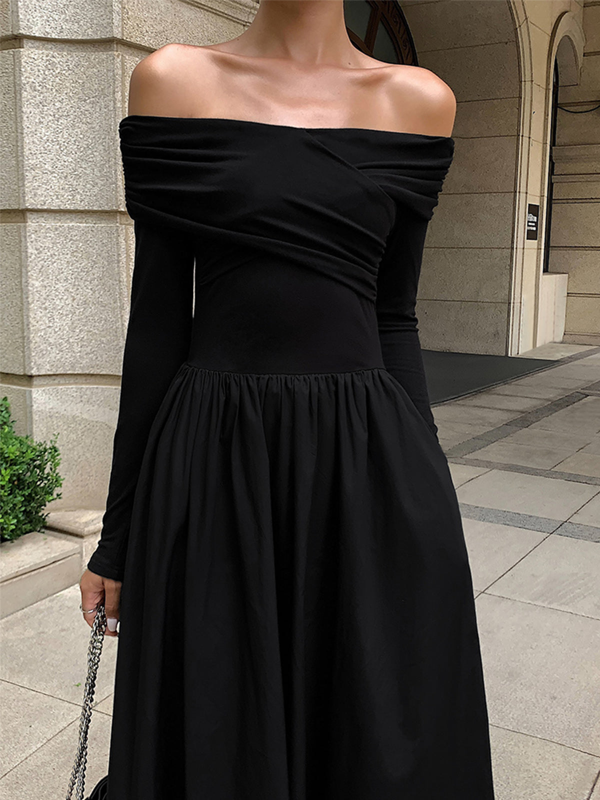Reverlace – Schulterfreies, langes, überkreuztes Kleid