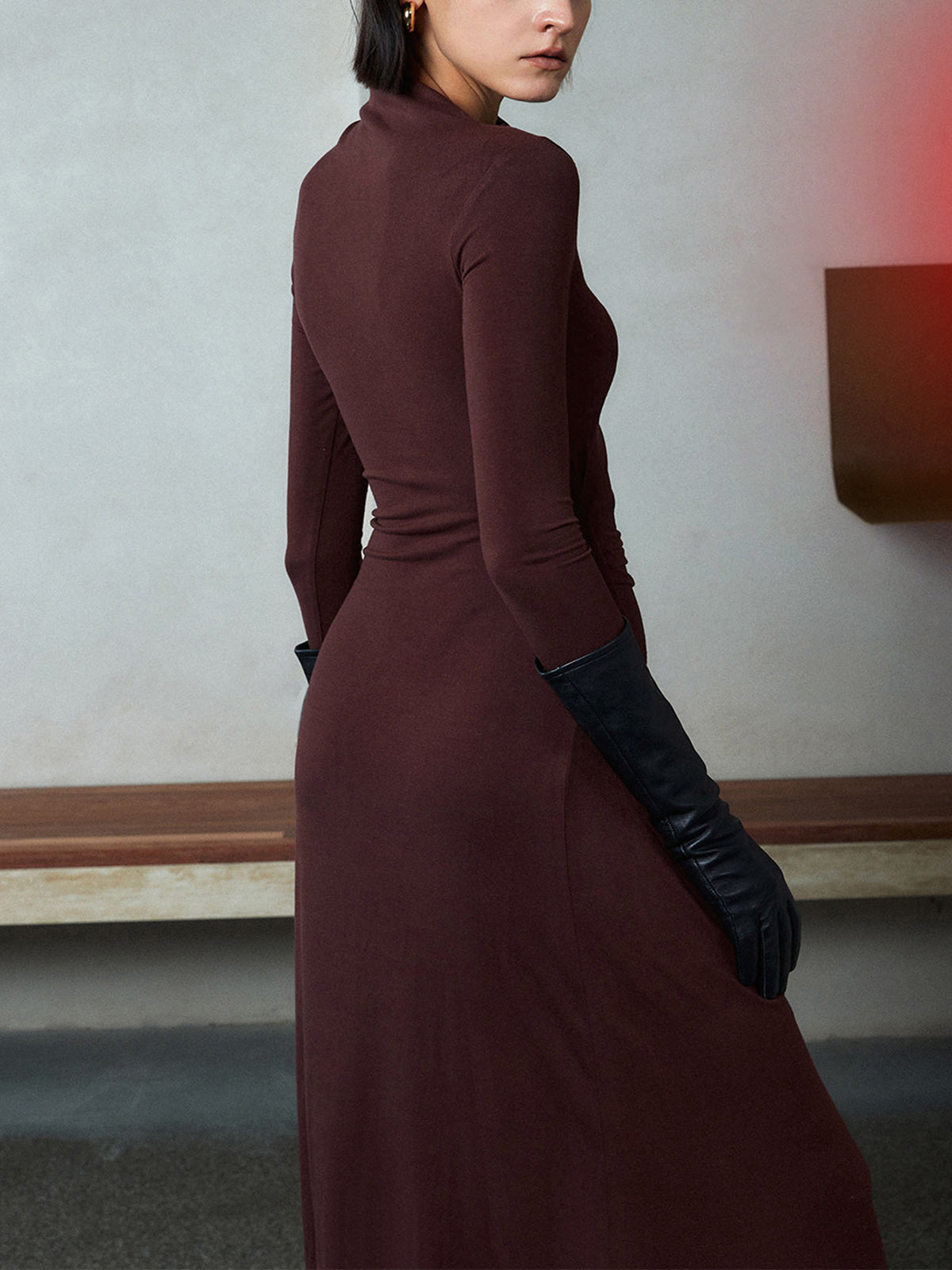 Luminas – Figurbetontes Maxikleid mit asymmetrischem Ausschnitt und langen Ärmeln und Rüschen