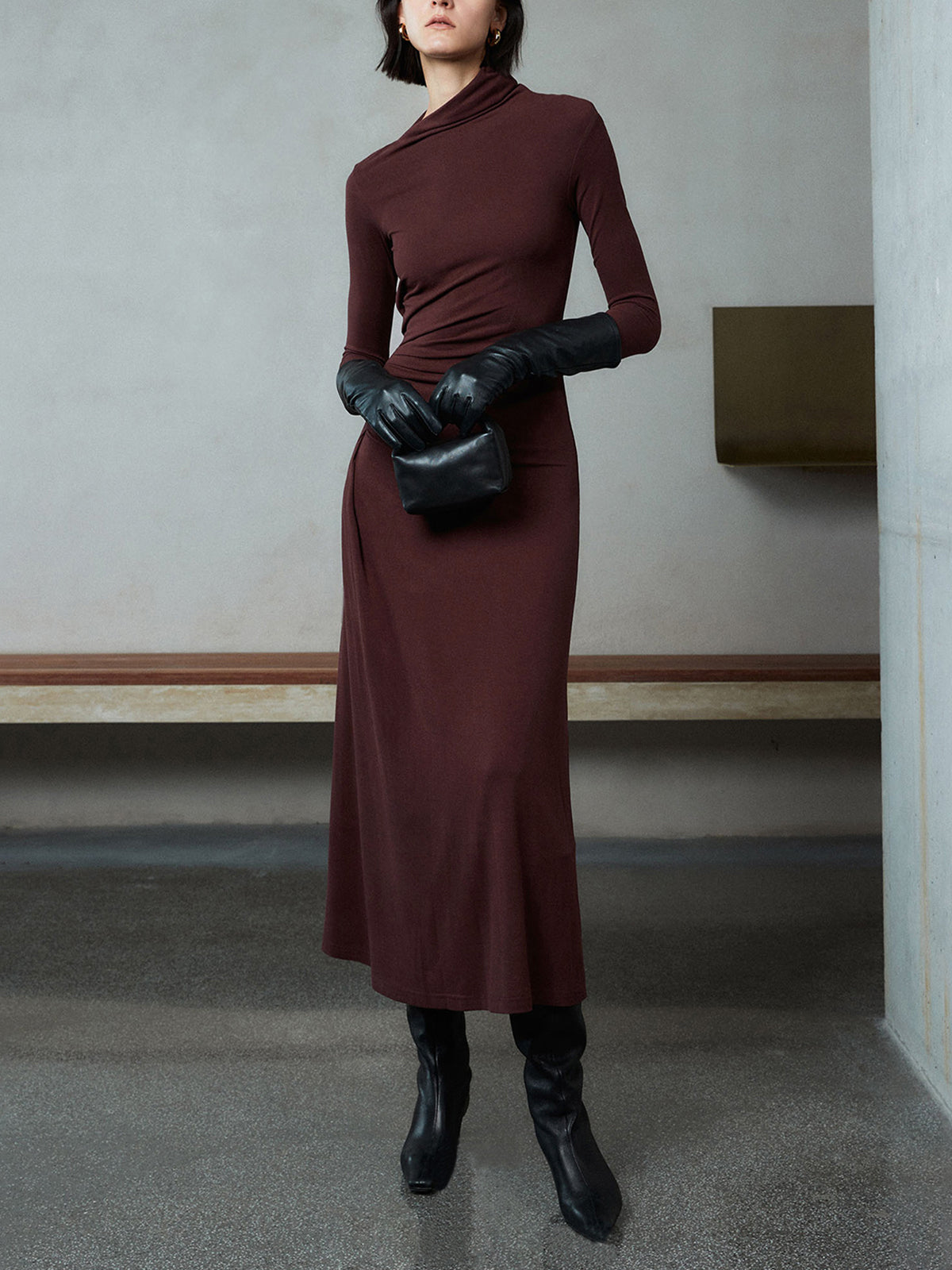 Luminas – Figurbetontes Maxikleid mit asymmetrischem Ausschnitt und langen Ärmeln und Rüschen