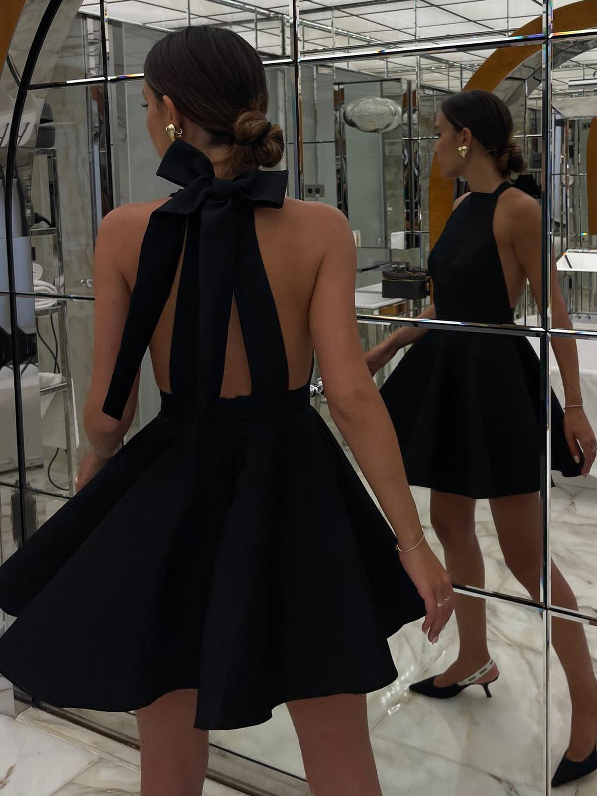 Saveth – Minikleid aus Satin mit Knoten und Doppeltaschen, offenem Rücken und Plissee