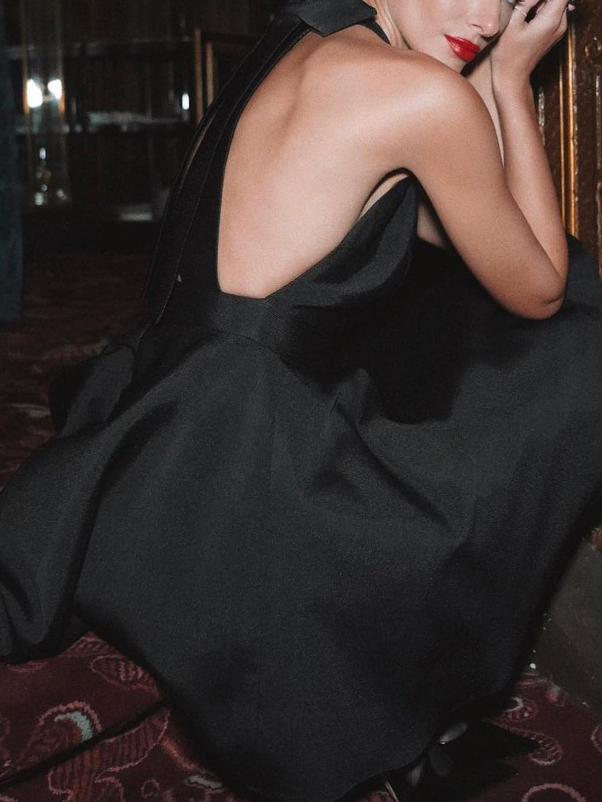 Saveth – Minikleid aus Satin mit Knoten und Doppeltaschen, offenem Rücken und Plissee