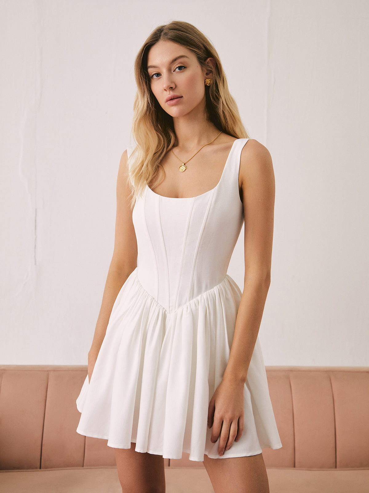 Elegantes, einfarbiges, kurzes französisches Gossamweave-Kleid