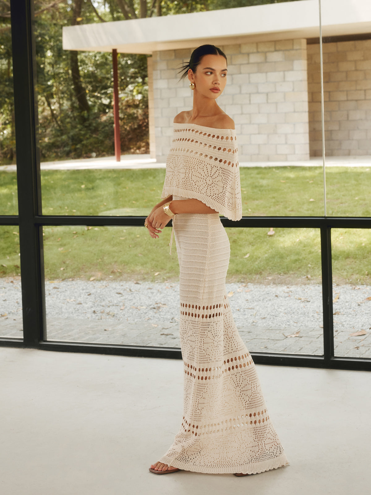 Morvine – Ausgehöhltes, schulterfreies Maxikleid mit Schal