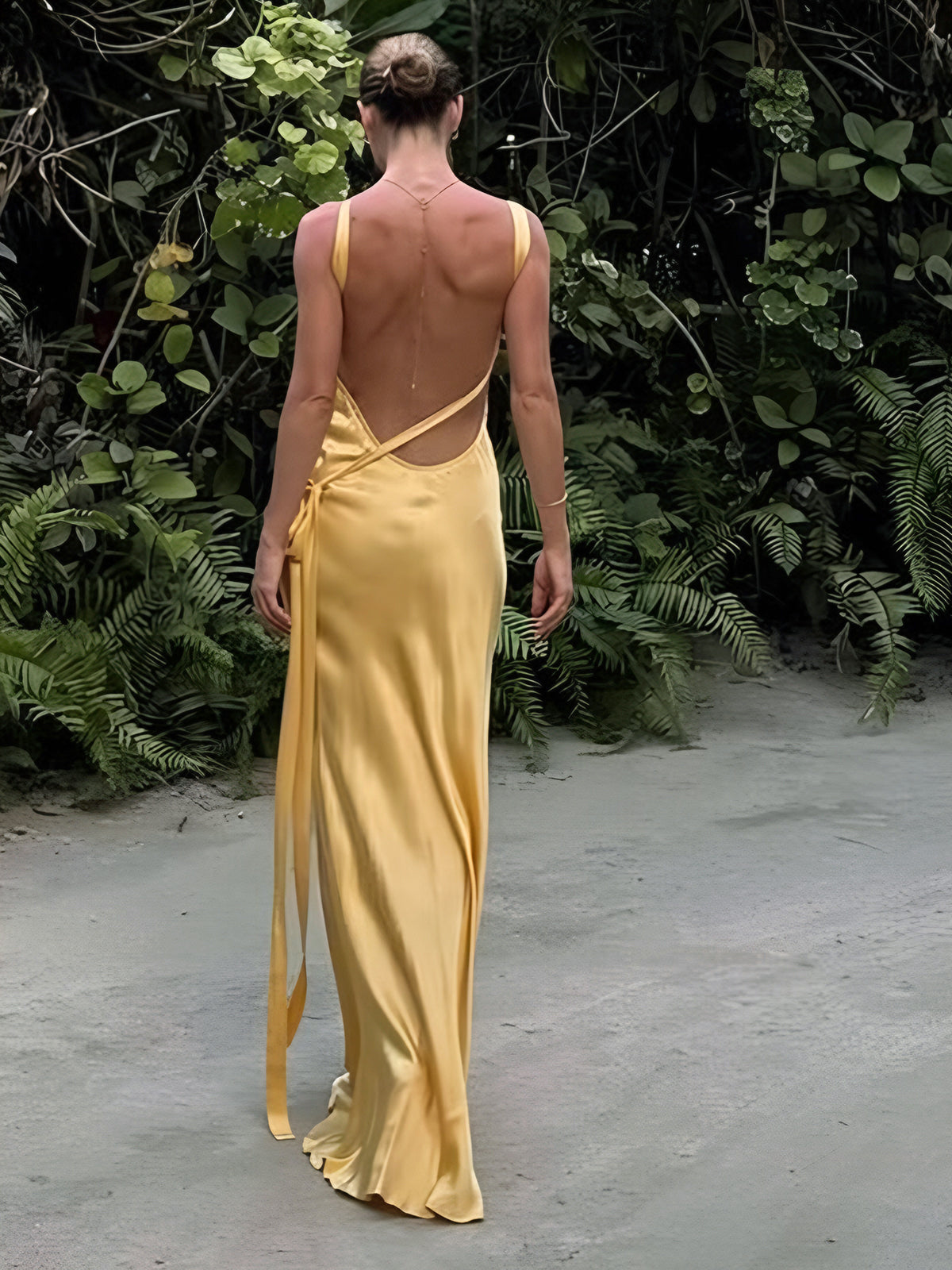 OralŽ Halbtransparentes, asymmetrisches, langes Kleid aus Satin mit einer Schulter