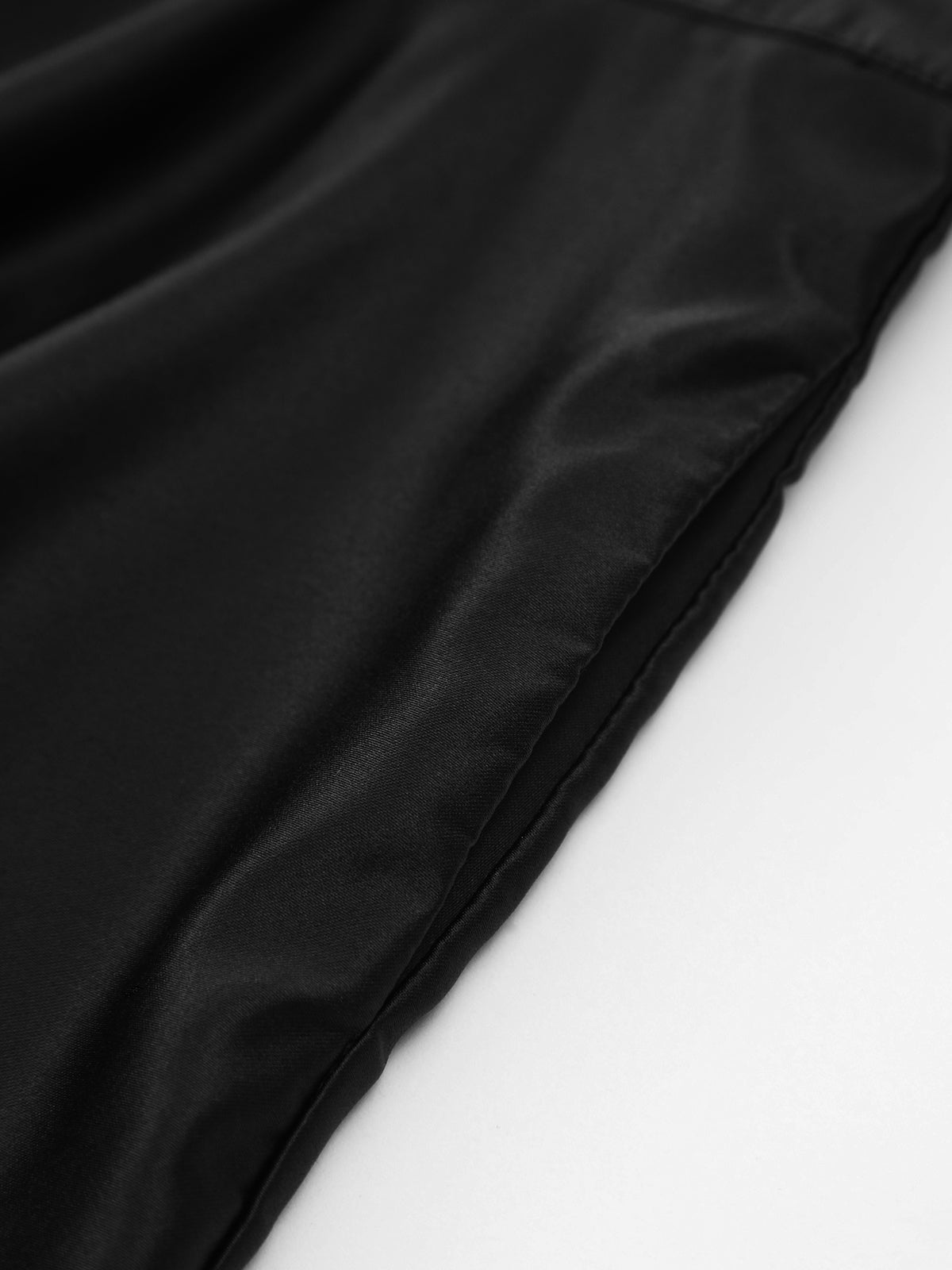 Saveth – Minikleid aus Satin mit Knoten und Doppeltaschen, offenem Rücken und Plissee