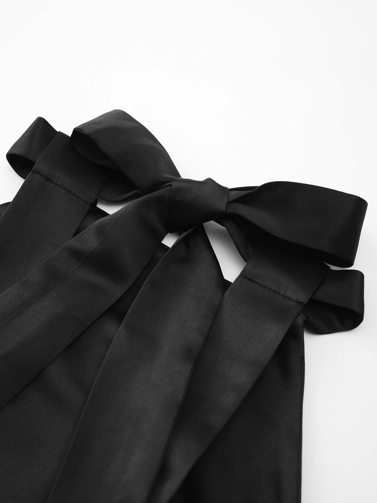 Saveth – Minikleid aus Satin mit Knoten und Doppeltaschen, offenem Rücken und Plissee