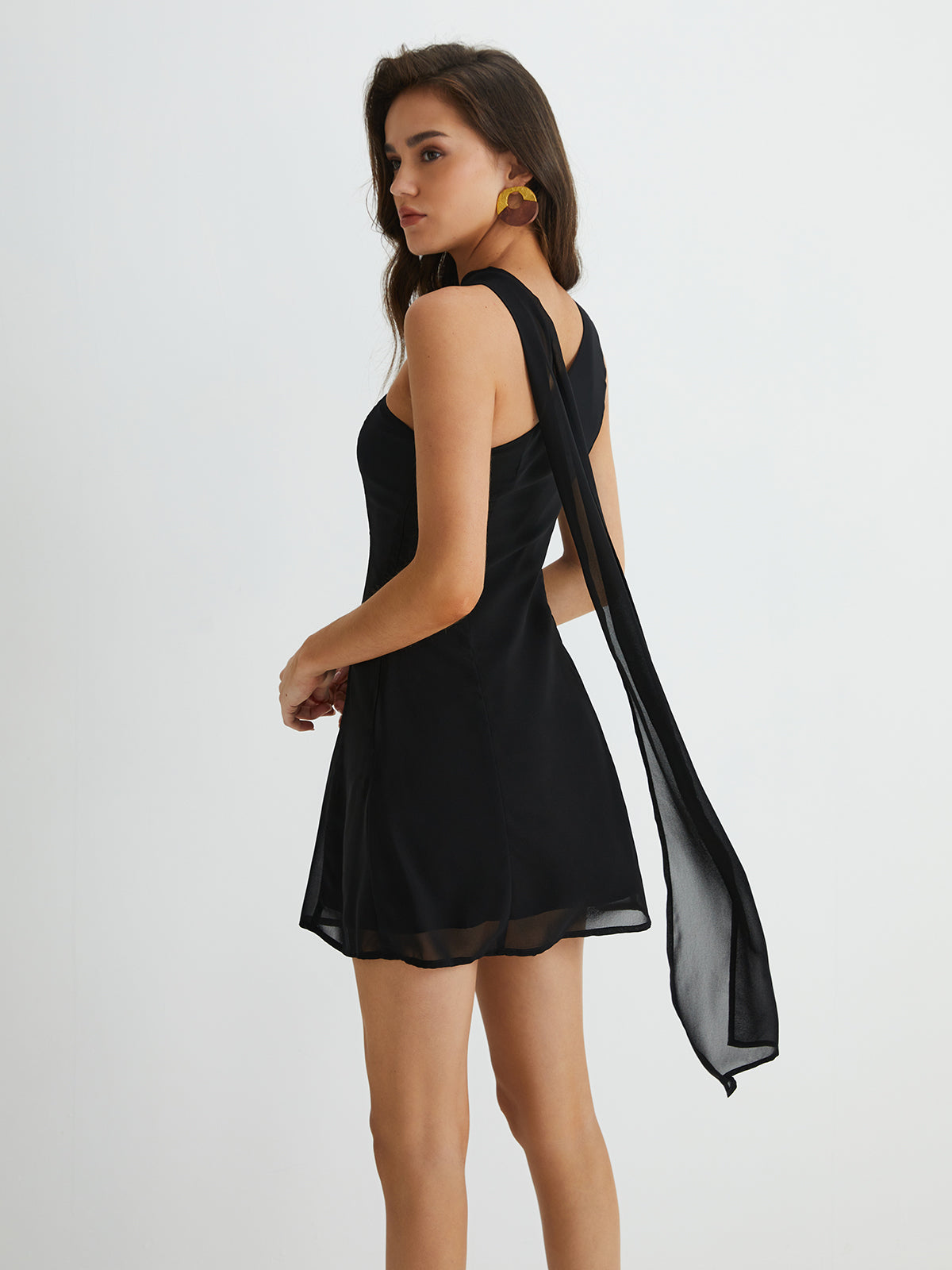 JuvŽ Kurzes Kleid mit asymmetrischem Cutaway-Schulter