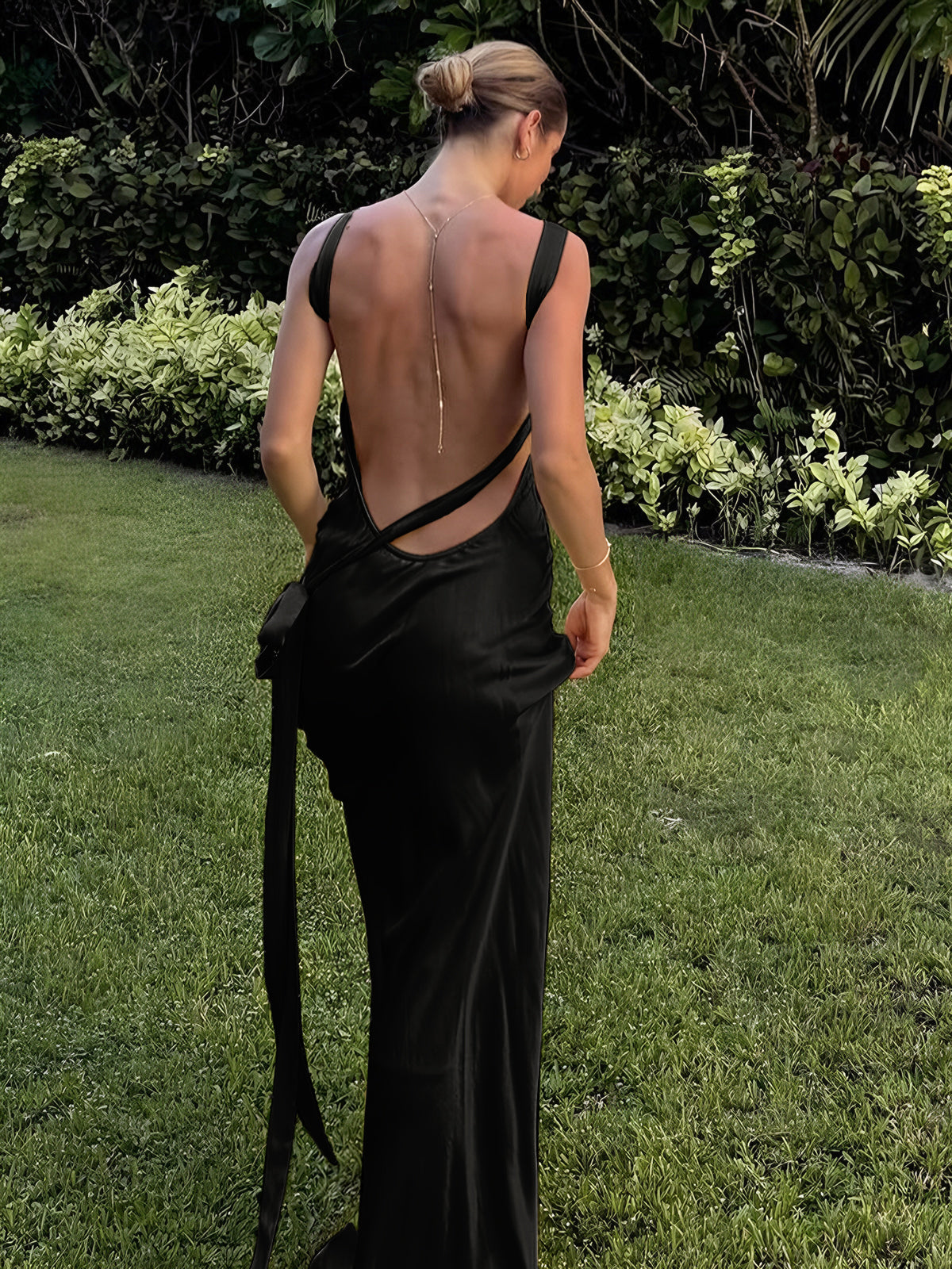 OralŽ Halbtransparentes, asymmetrisches, langes Kleid aus Satin mit einer Schulter