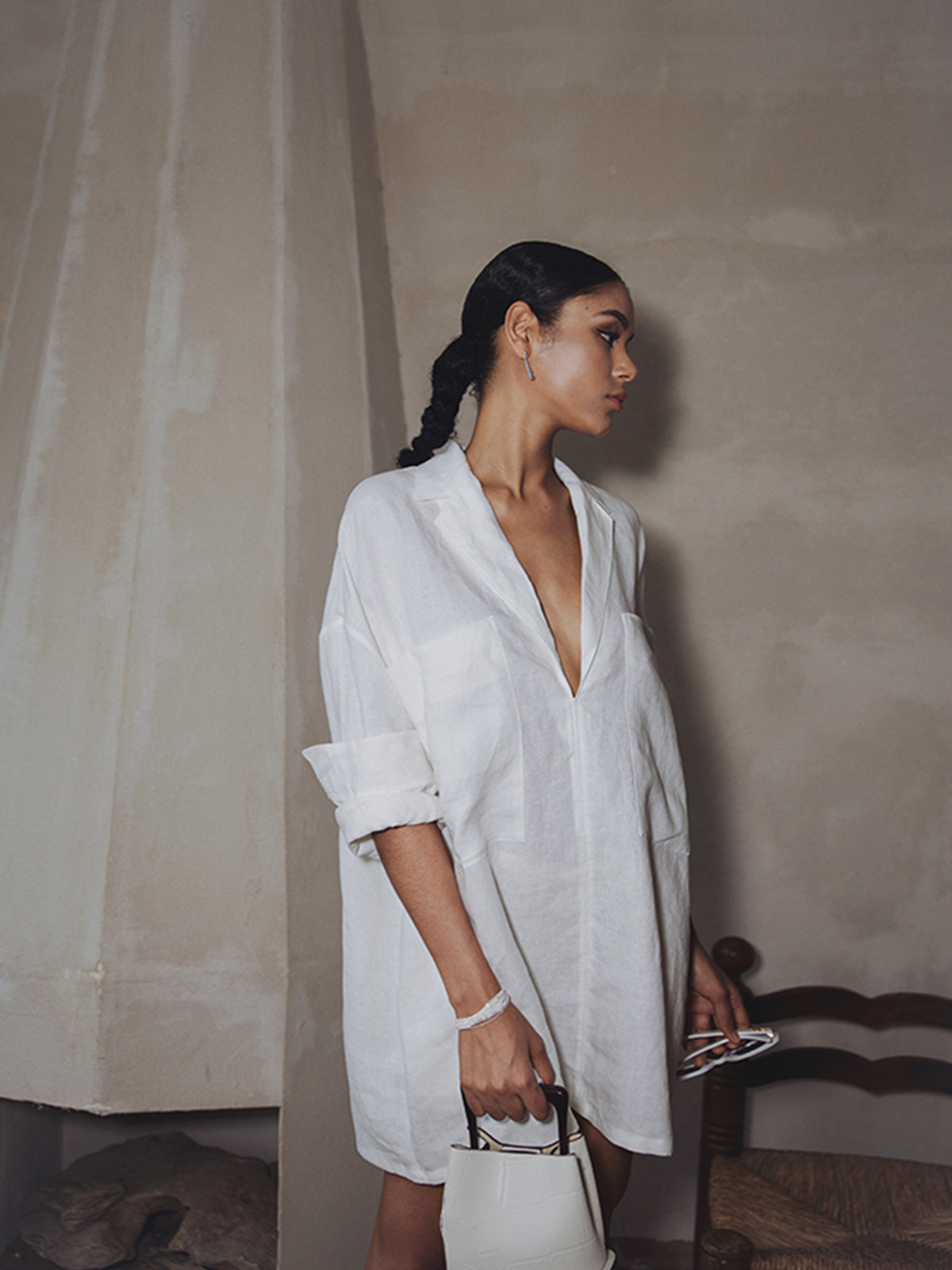 Myreth – Halbtransparentes Langarmkleid aus Leinen mit Taschen