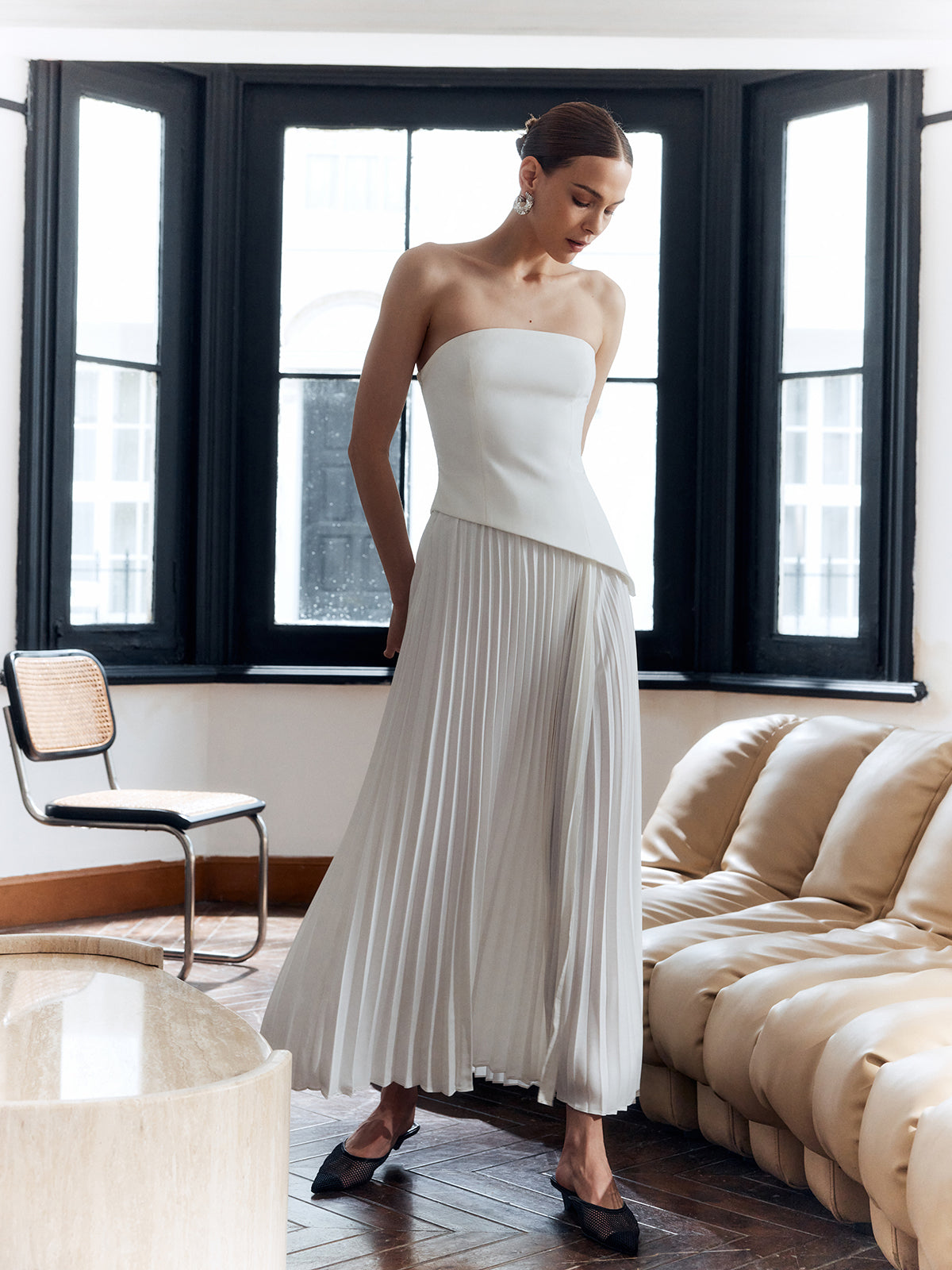 OlivŽ Solides, plissiertes, trägerloses Kleid mit Schlitz