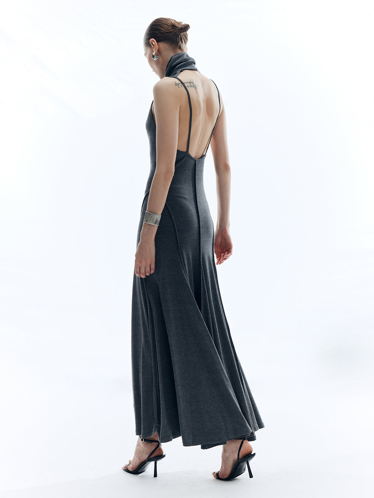 Monterro – Hochgeschlossenes, rückenfreies, einfarbiges Kleid