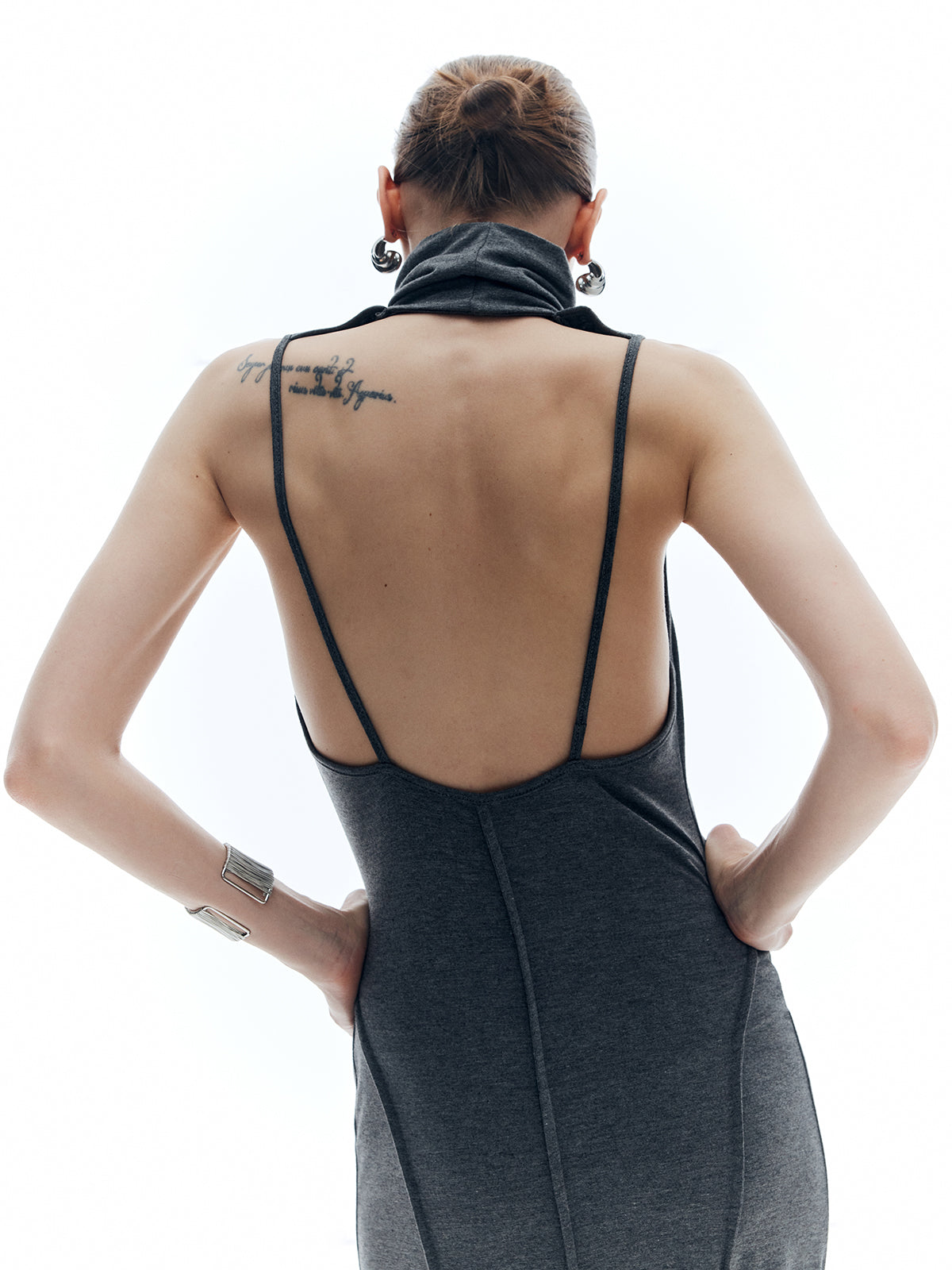 Monterro – Hochgeschlossenes, rückenfreies, einfarbiges Kleid