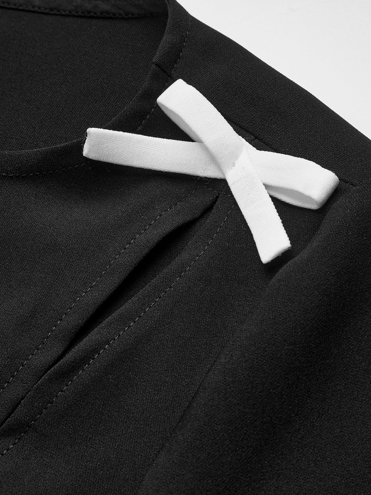 Kurzes Kleid aus Veloursgewebe mit seitlichem Schlitz und Schleife