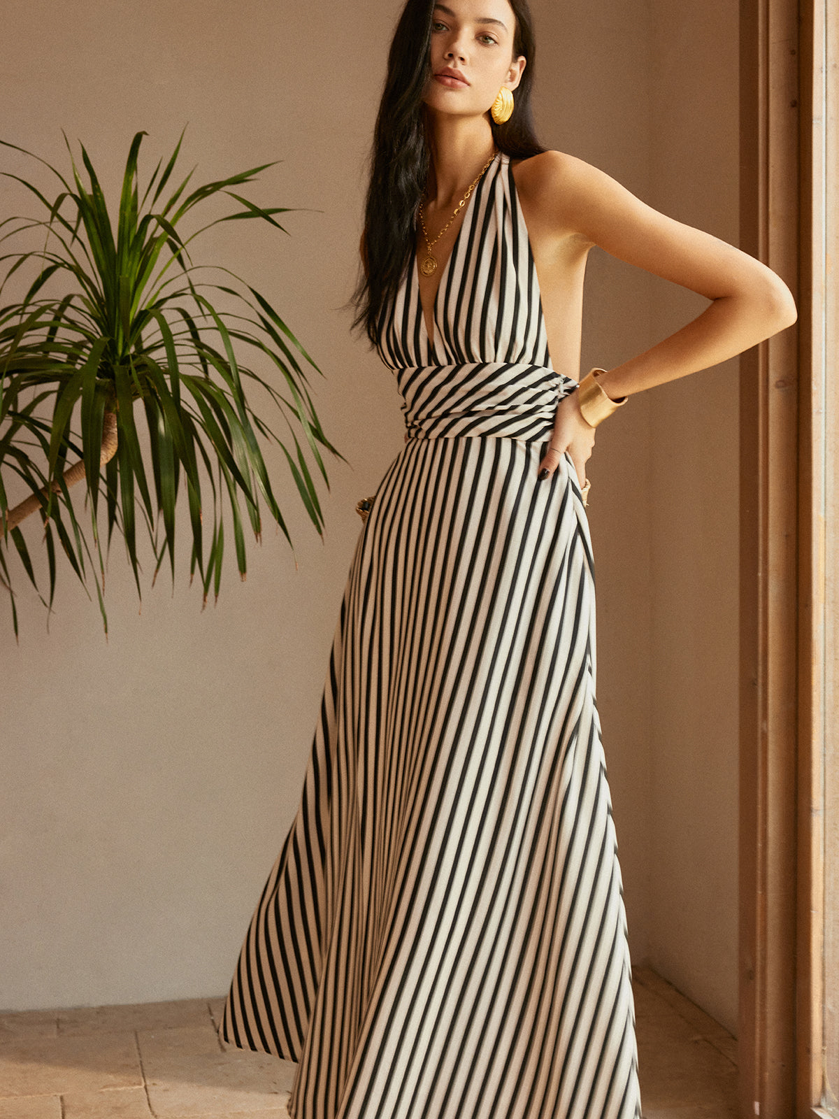 Farais – Gestreiftes, rückenfreies Kleid mit Taschen