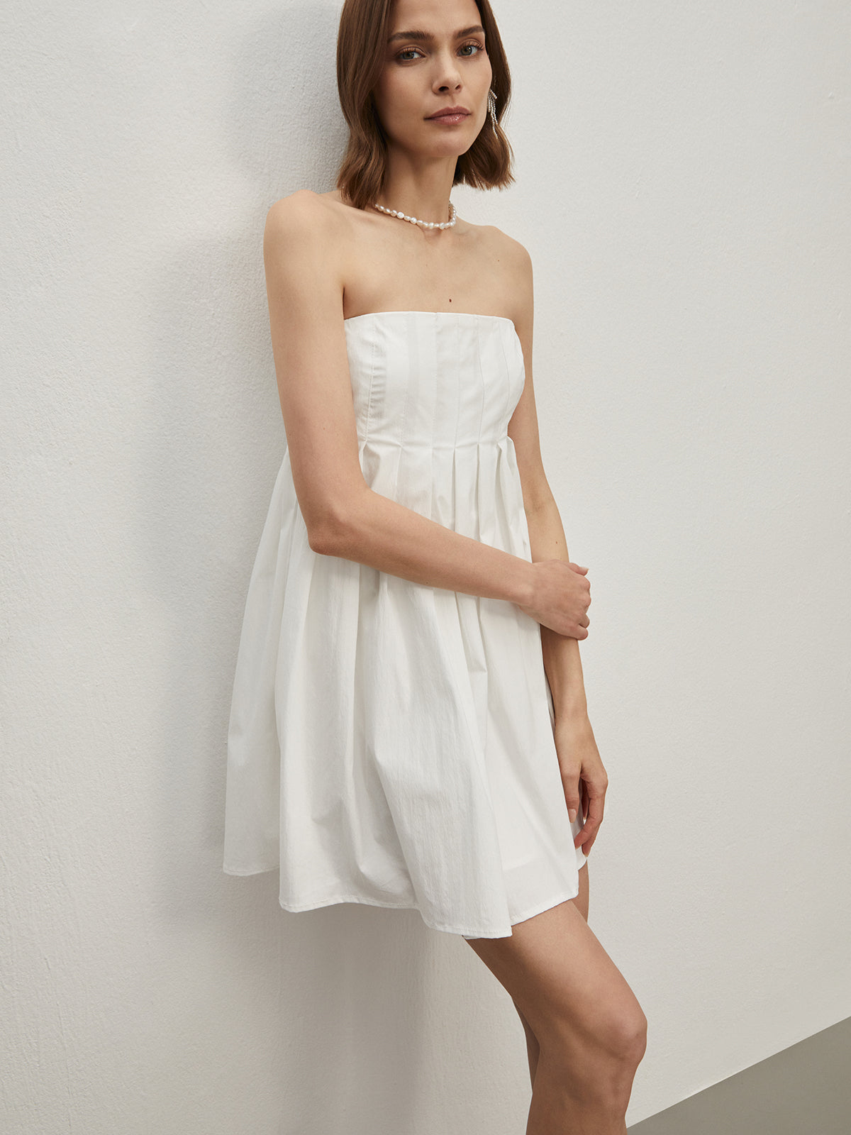 Trägerloses, kurzes Plisseekleid „Loa“