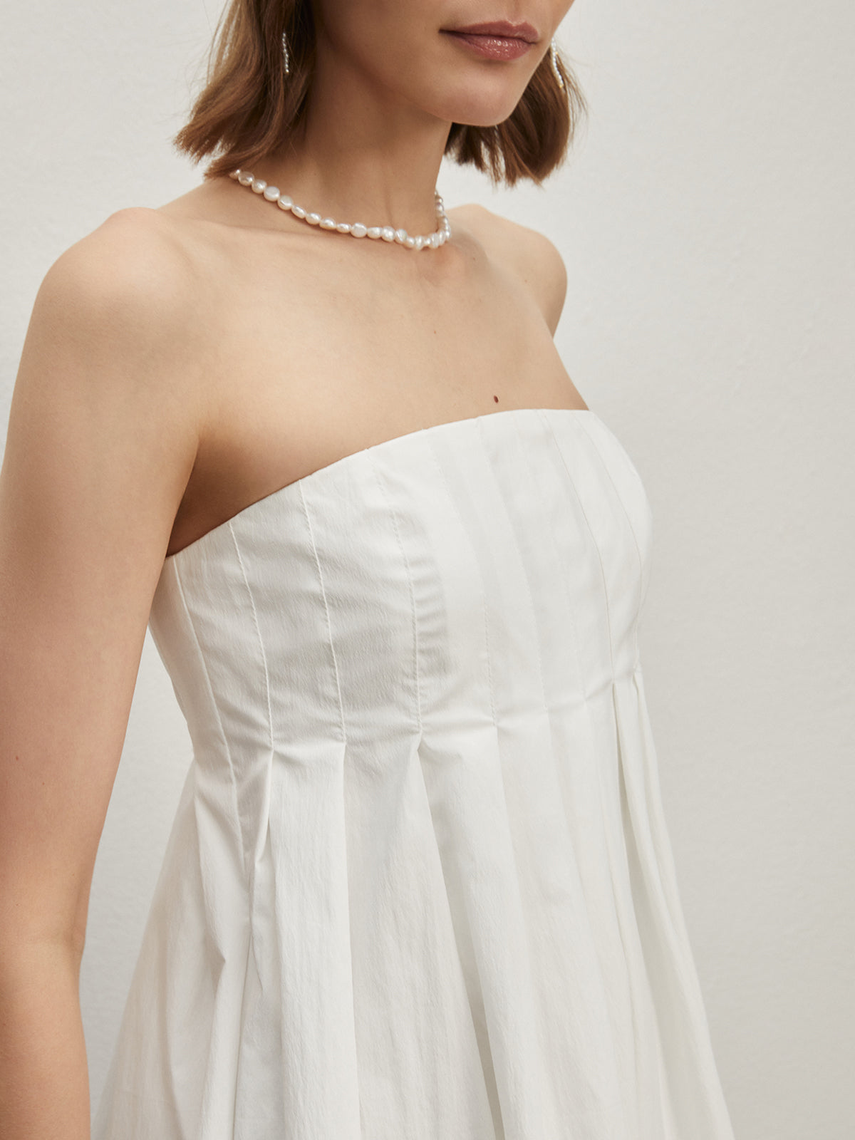 Trägerloses, kurzes Plisseekleid „Loa“