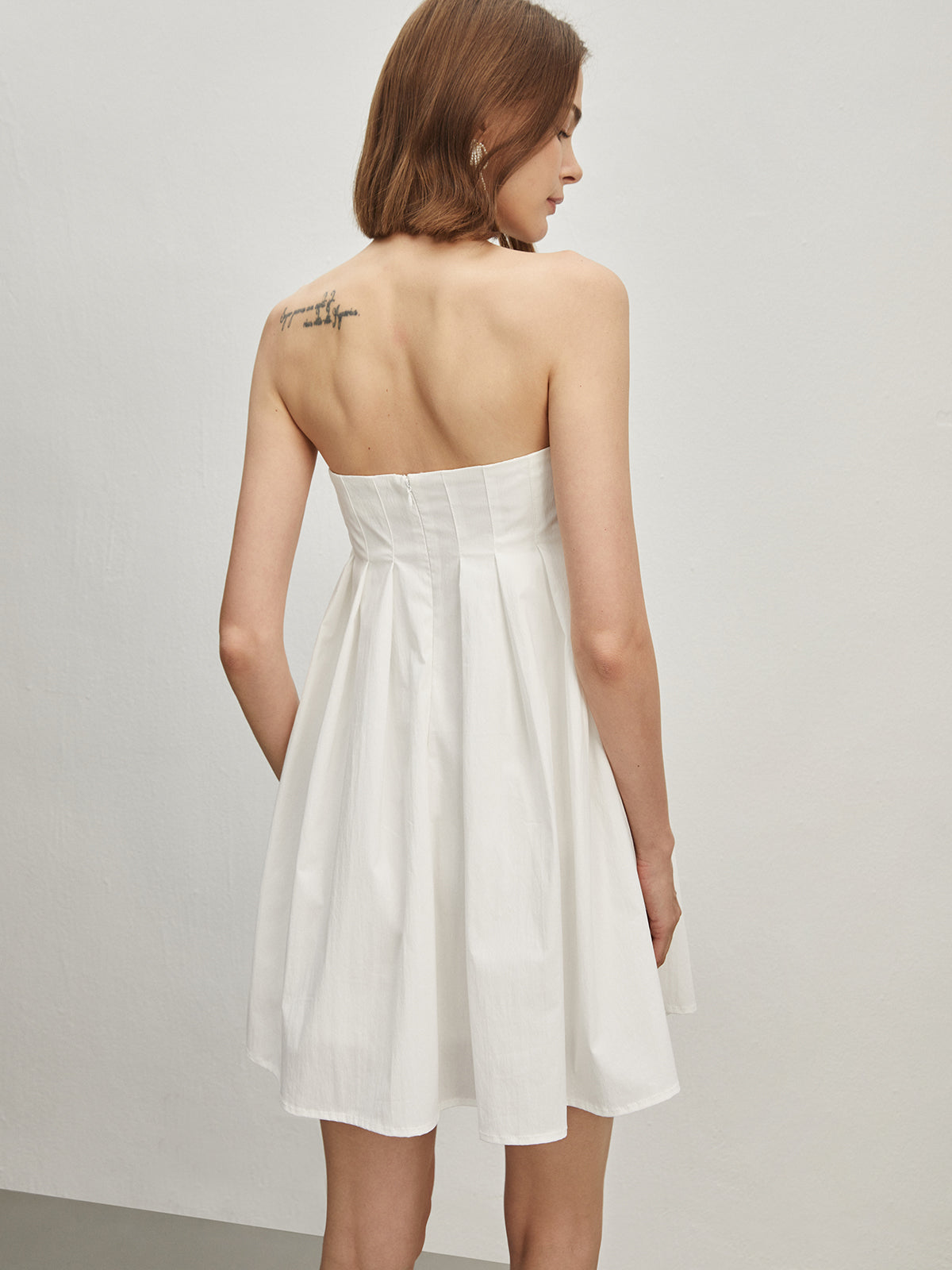 Trägerloses, kurzes Plisseekleid „Loa“