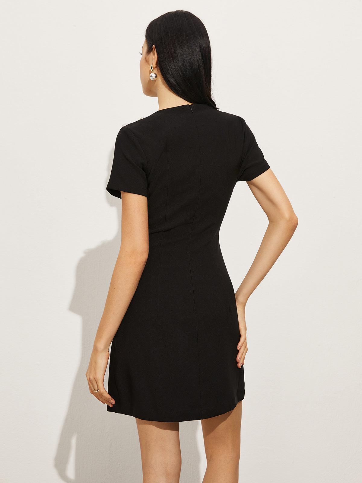 Kurzes Kleid aus Veloursgewebe mit seitlichem Schlitz und Schleife