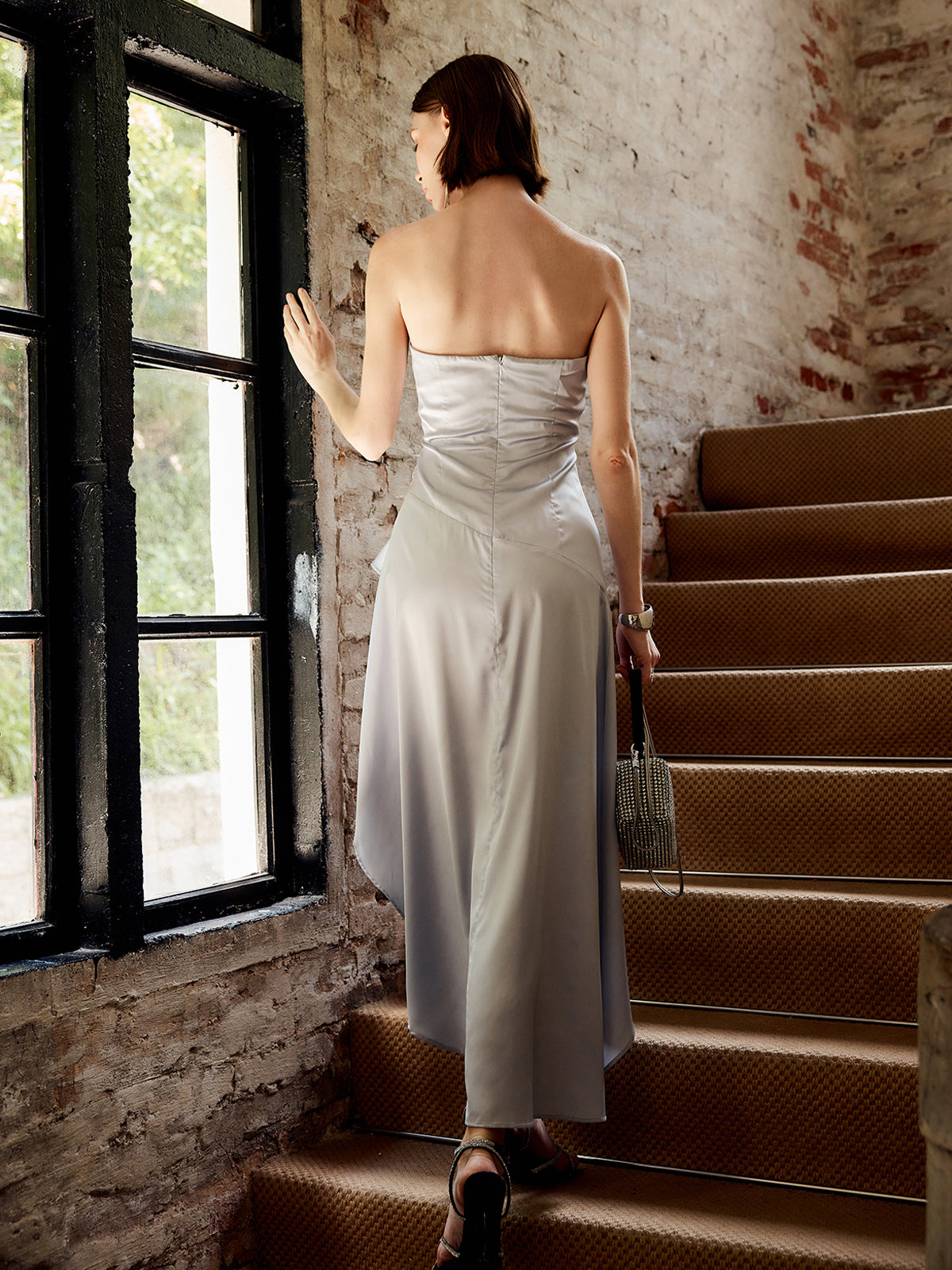Dreamsilk – Asymmetrisches, trägerloses Kleid mit Rüschen