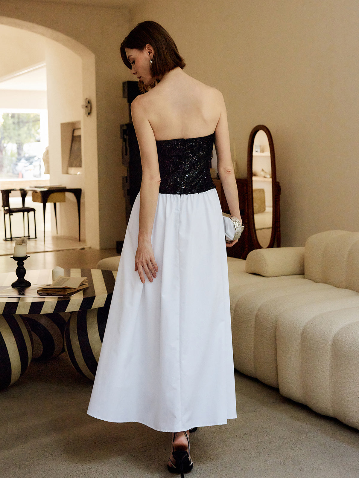 Solarfire – Langes Schlauchkleid mit plissierten Pailletten