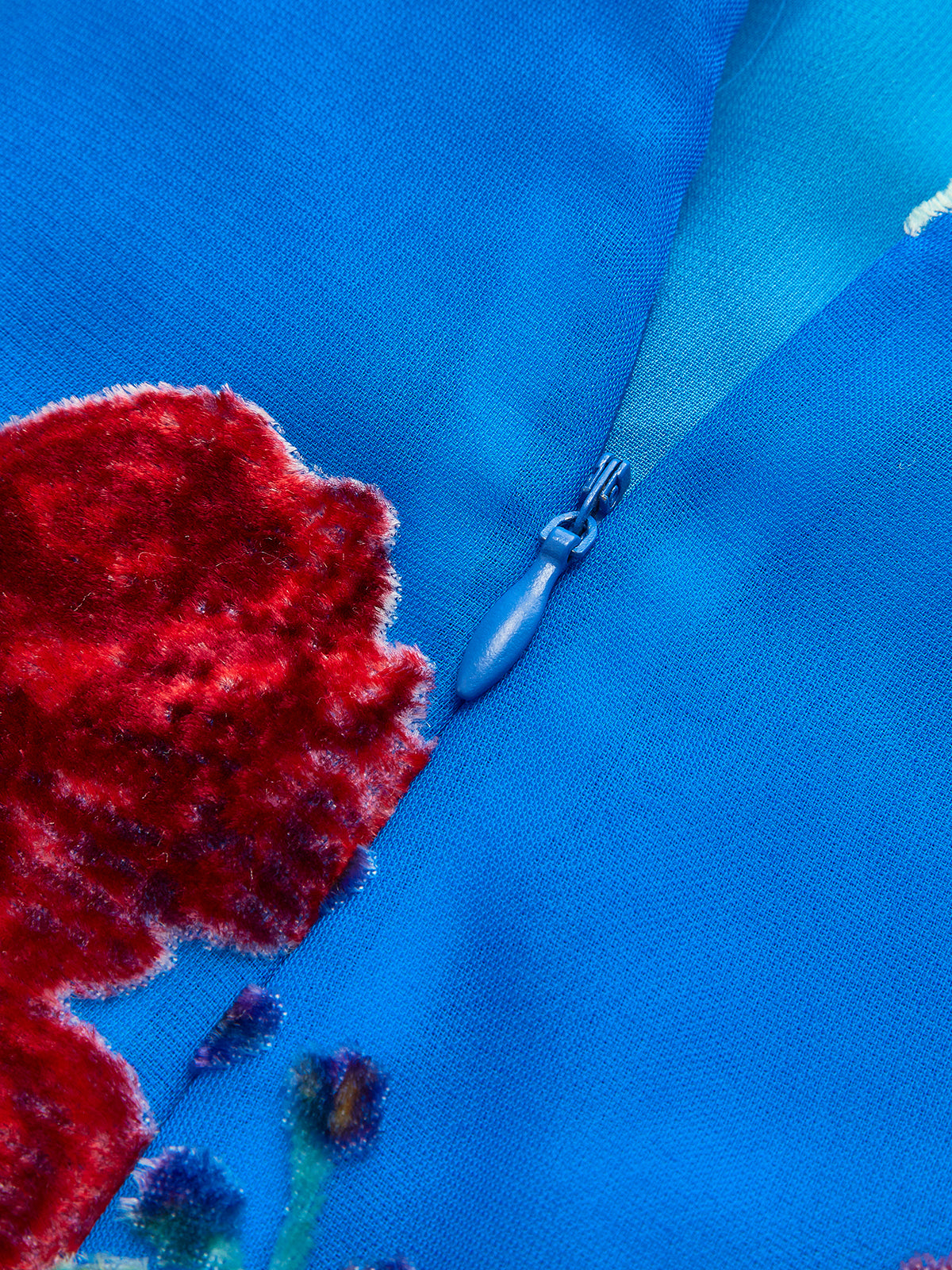 Iriddust sammetsklänning med jacquardmönster och halterneck