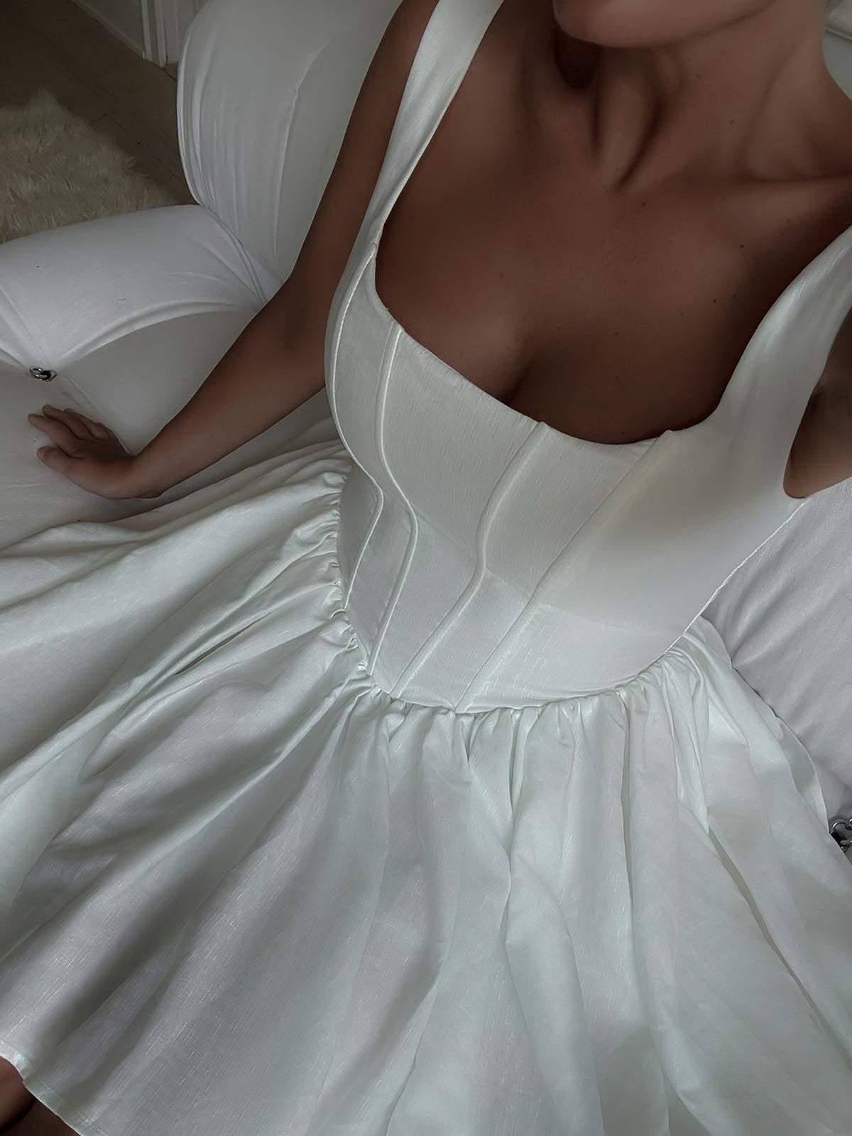 Elegantes, einfarbiges, kurzes französisches Gossamweave-Kleid