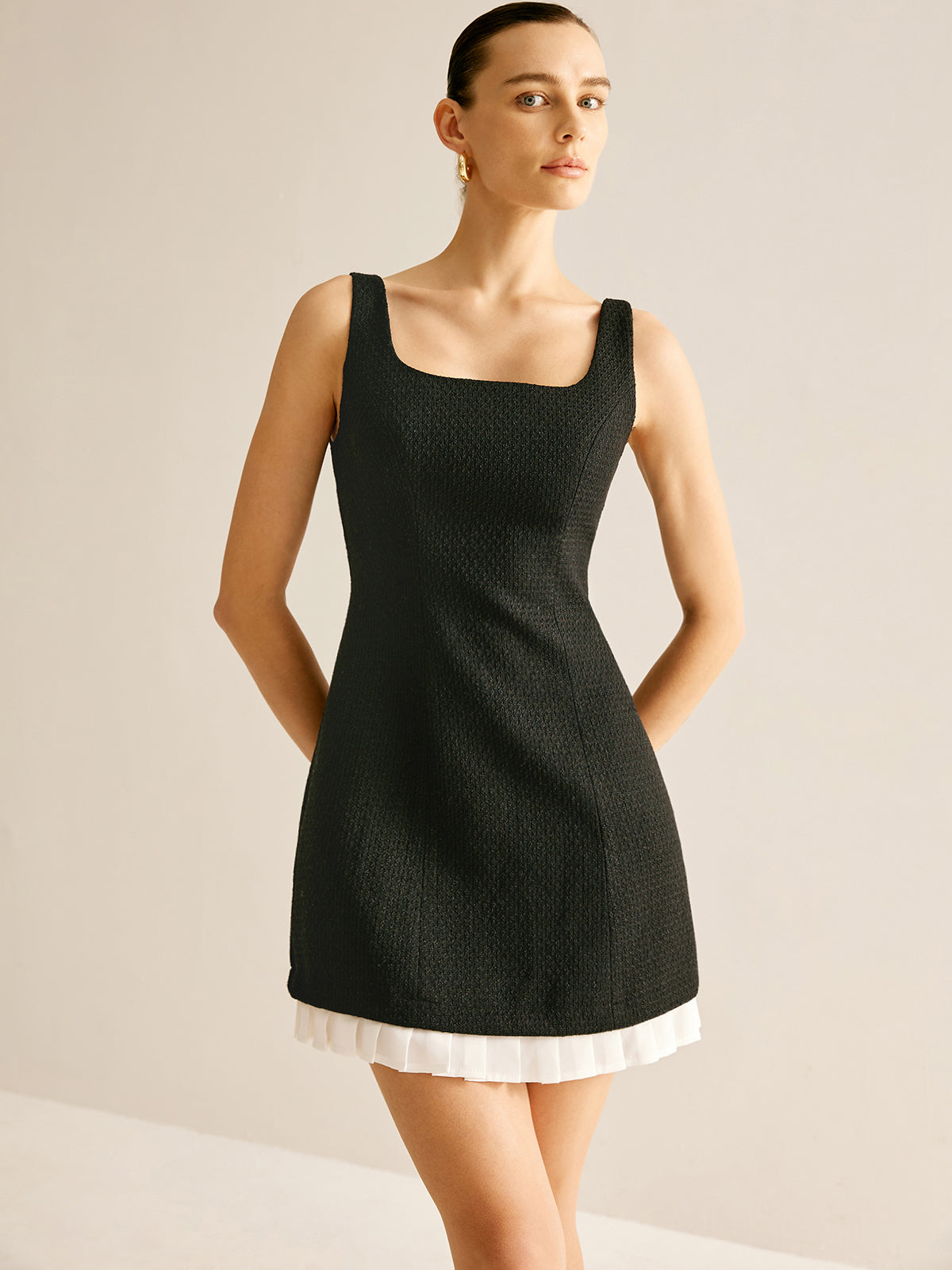 Kurzes Tweed-Tankkleid mit Plisseebesatz und Veloursspitze