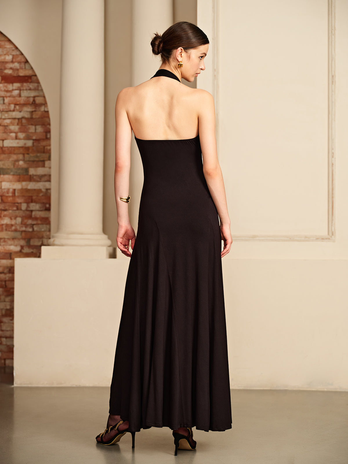 Luxweave – Fließendes Neckholderkleid mit unregelmäßigen Ringen