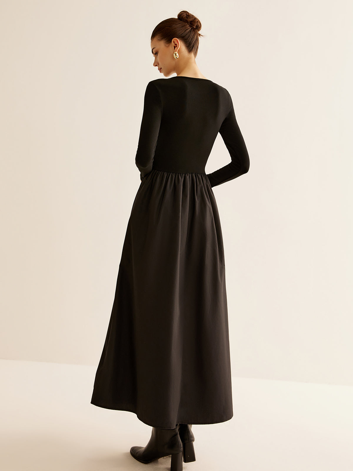 Opallace Kleid mit Schlüssellochausschnitt und Einsätzen