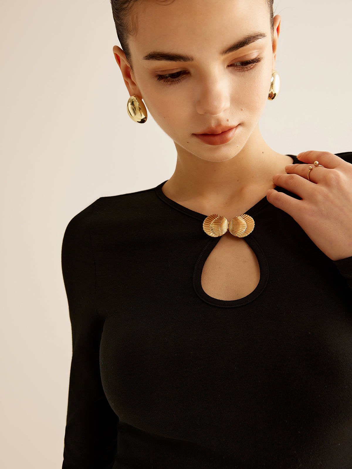 Opallace Kleid mit Schlüssellochausschnitt und Einsätzen