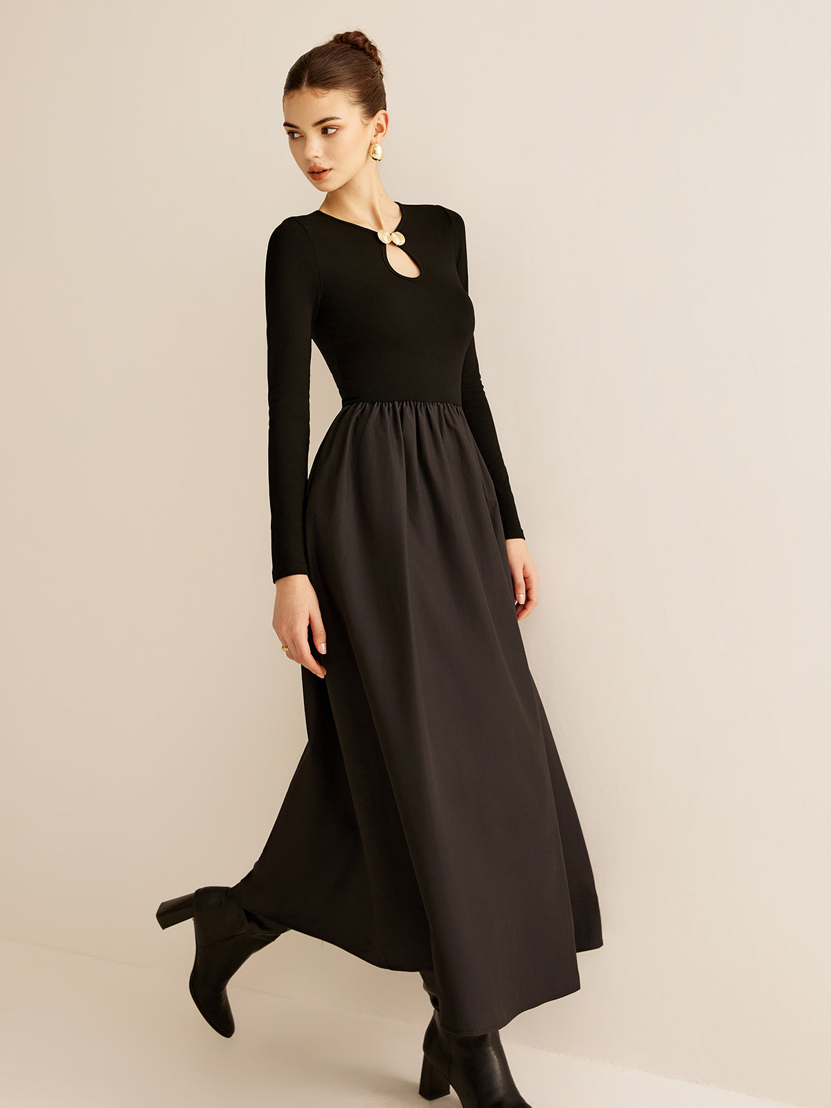 Opallace Kleid mit Schlüssellochausschnitt und Einsätzen