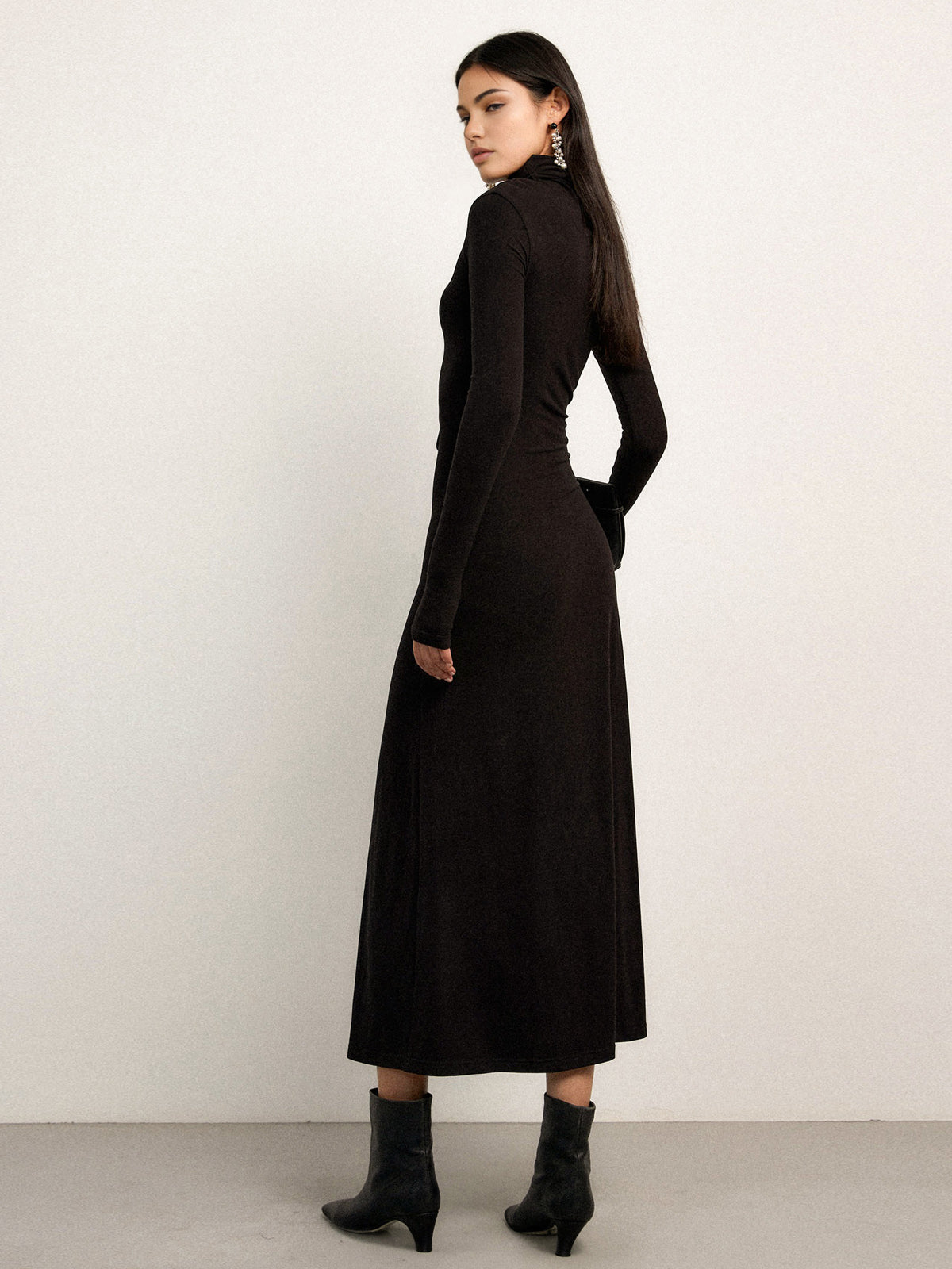 Luminas – Figurbetontes Maxikleid mit asymmetrischem Ausschnitt und langen Ärmeln und Rüschen