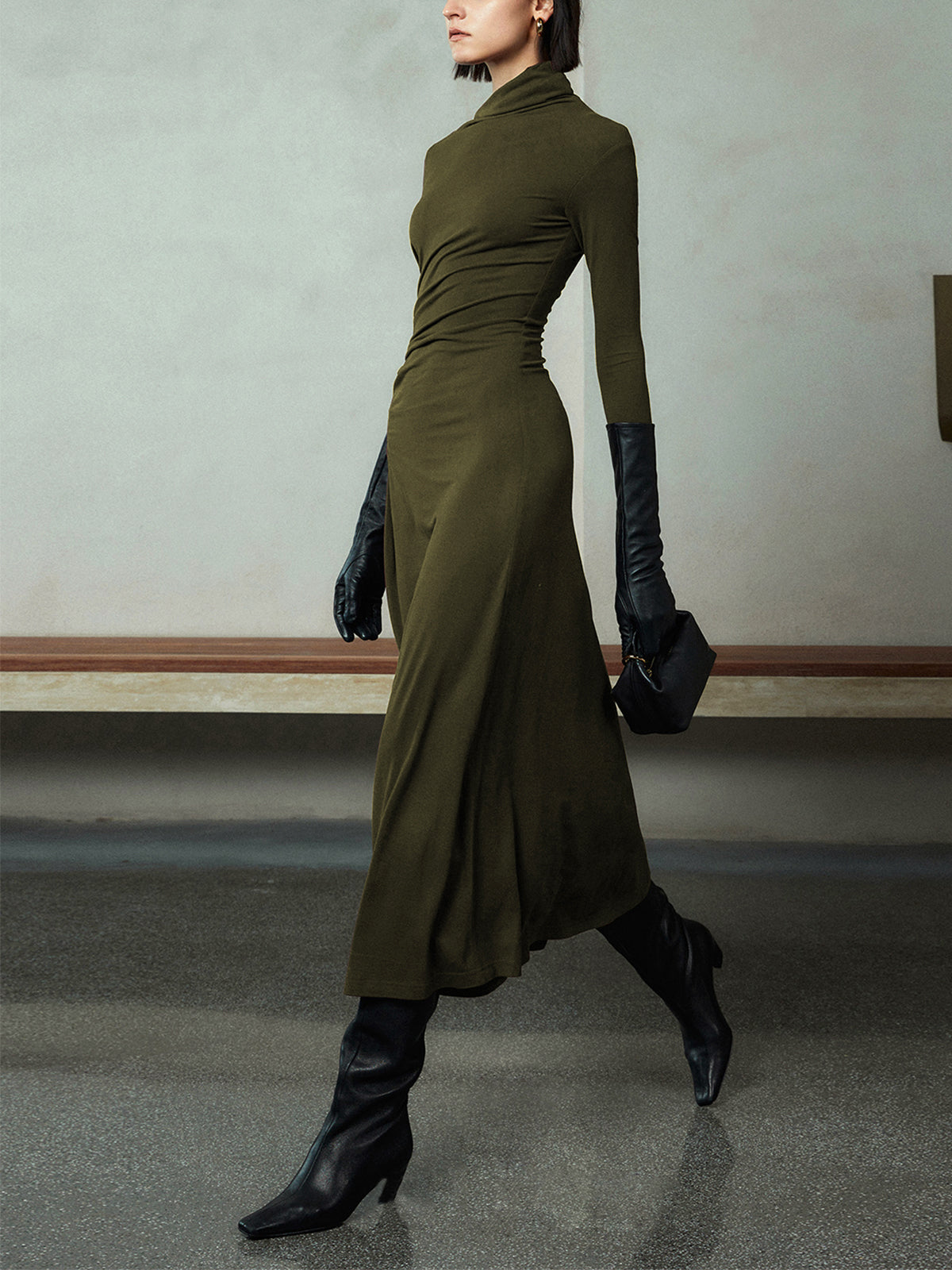 Luminas – Figurbetontes Maxikleid mit asymmetrischem Ausschnitt und langen Ärmeln und Rüschen