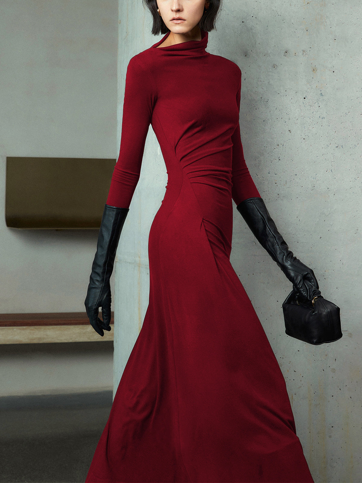 Luminas – Figurbetontes Maxikleid mit asymmetrischem Ausschnitt und langen Ärmeln und Rüschen