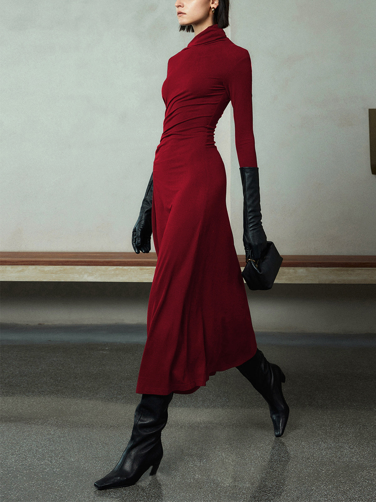 Luminas – Figurbetontes Maxikleid mit asymmetrischem Ausschnitt und langen Ärmeln und Rüschen