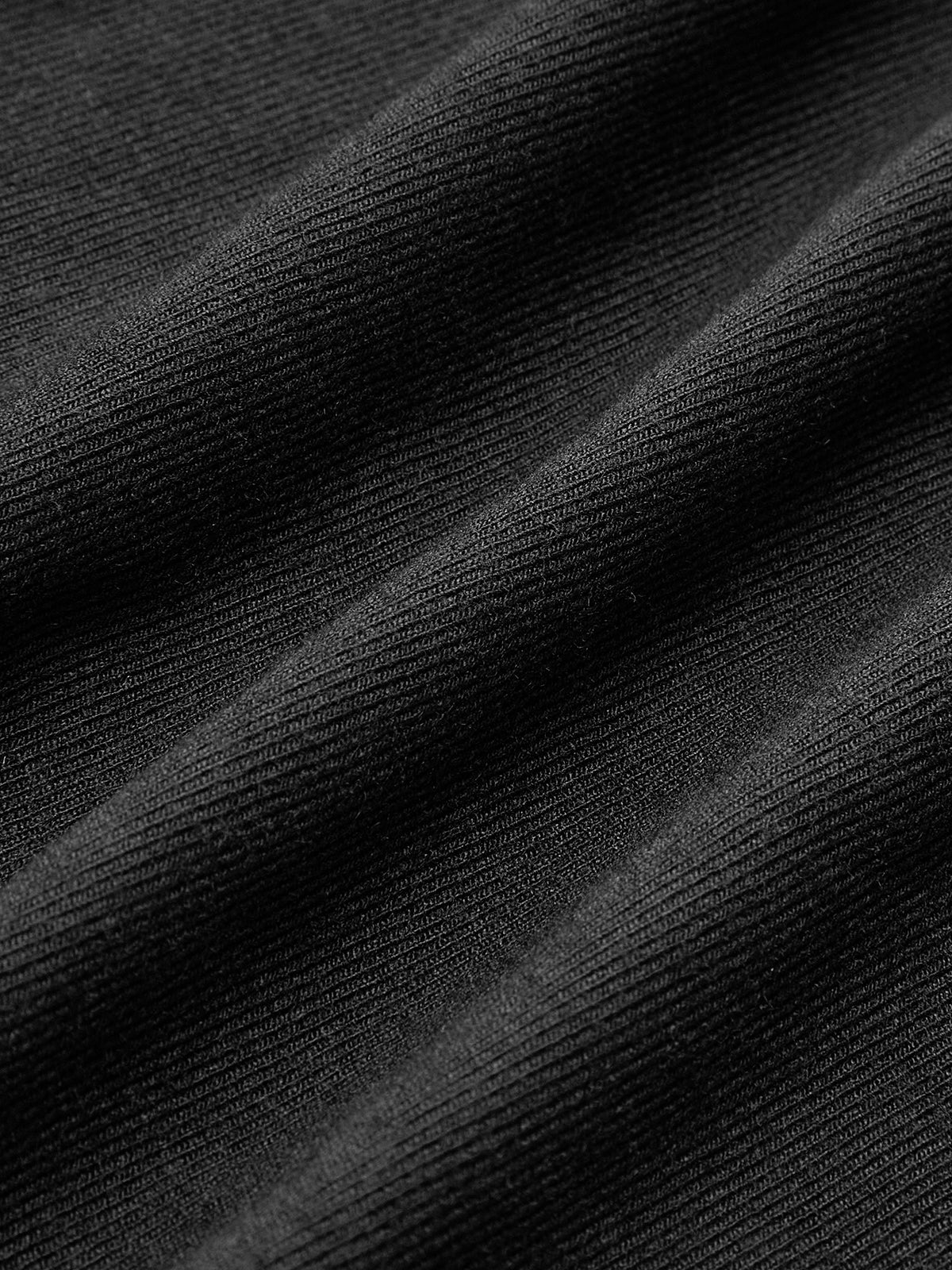 Langes Kleid aus Seidenspitze mit Schlitz und Plissee, langen Ärmeln und figurbetontem Stehkragen