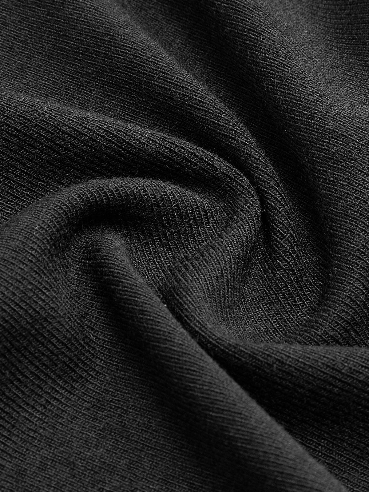 Langes Kleid aus Seidenspitze mit Schlitz und Plissee, langen Ärmeln und figurbetontem Stehkragen