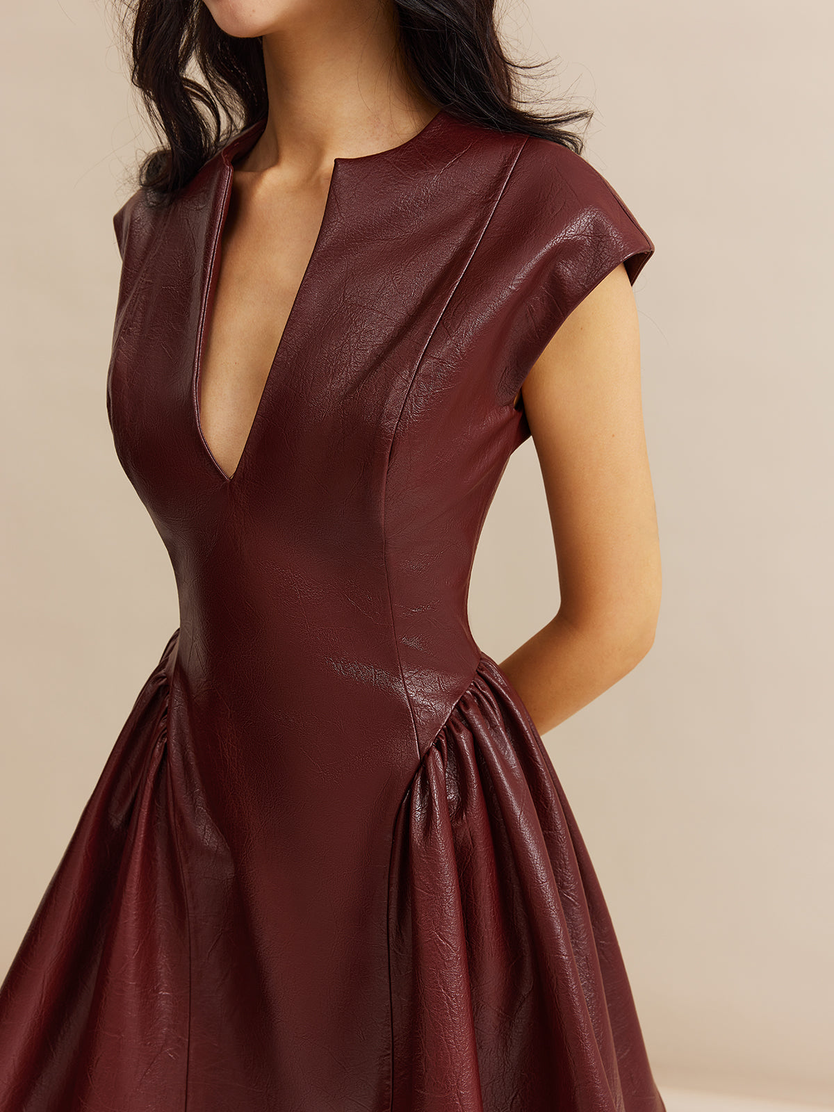 Miraclelace – Plissiertes Kleid mit Einsätzen aus Kunstleder