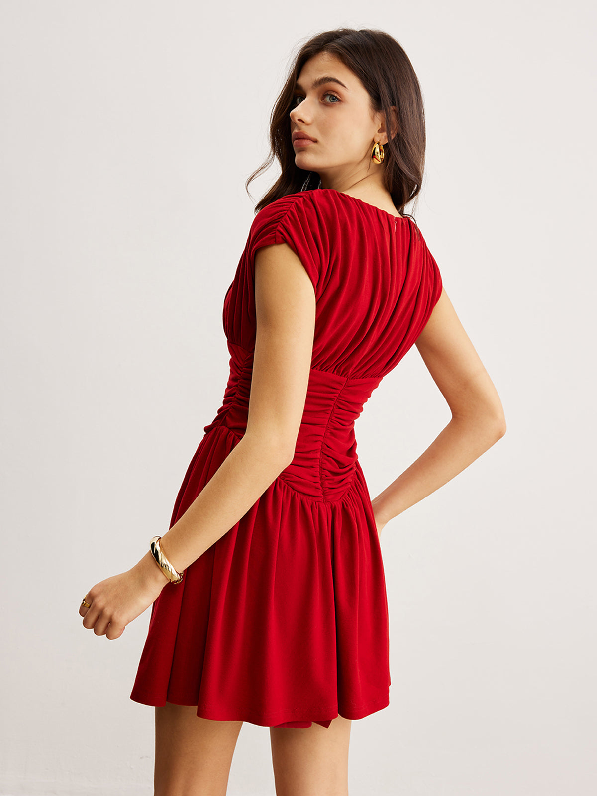 Prismwind – Elegantes, plissiertes Rüschenkleid