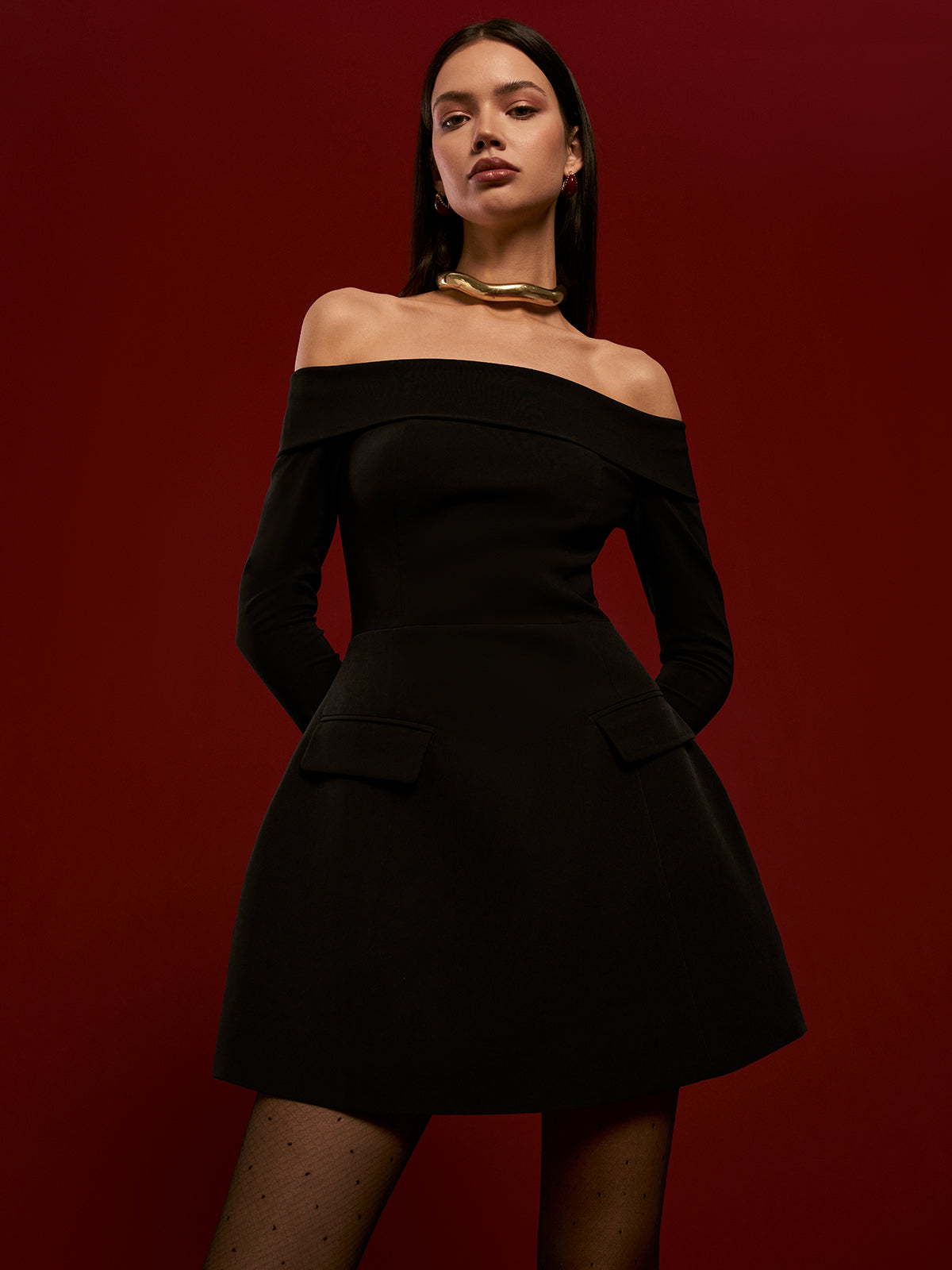 Kurzes, schulterfreies, plissiertes Kleid aus Gossamlace