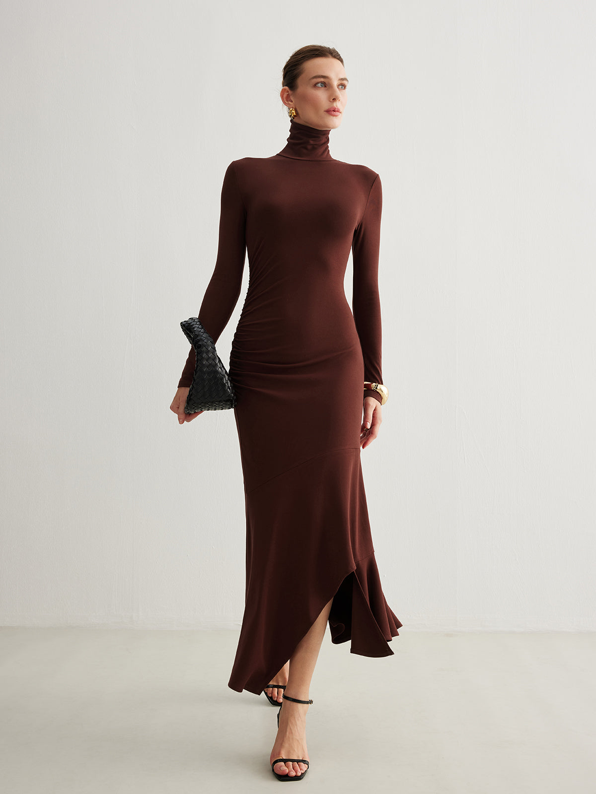 Enchantsilk – Langes Rollkragenkleid mit unregelmäßiger Plisseefalte