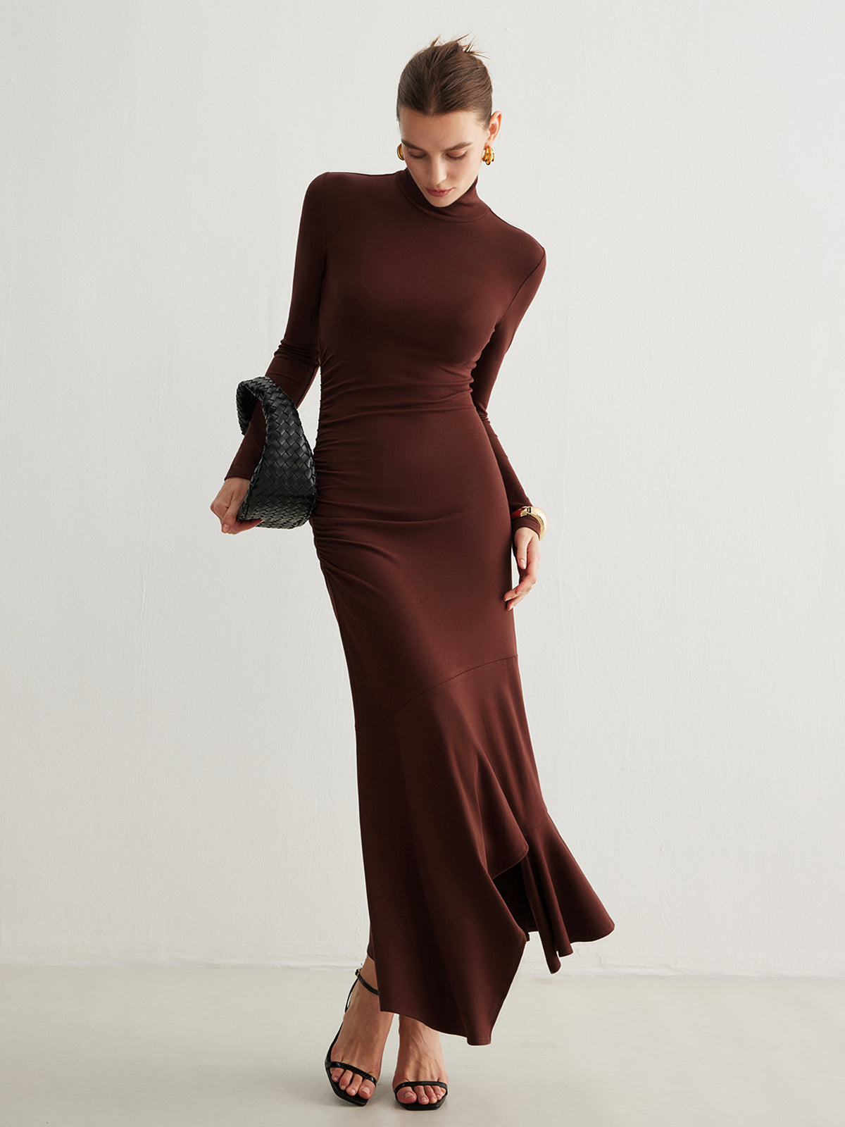 Enchantsilk – Langes Rollkragenkleid mit unregelmäßiger Plisseefalte