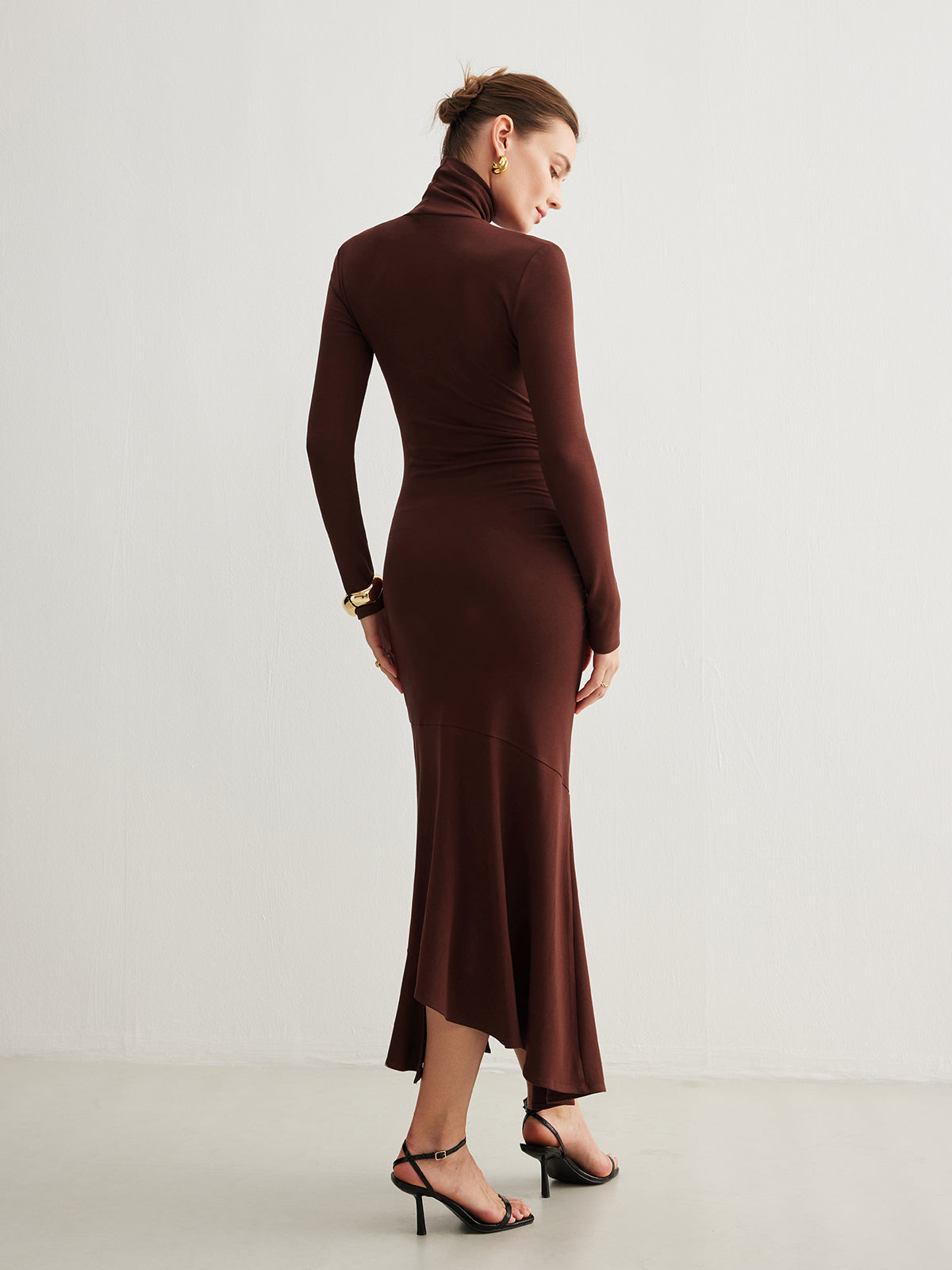 Enchantsilk – Langes Rollkragenkleid mit unregelmäßiger Plisseefalte