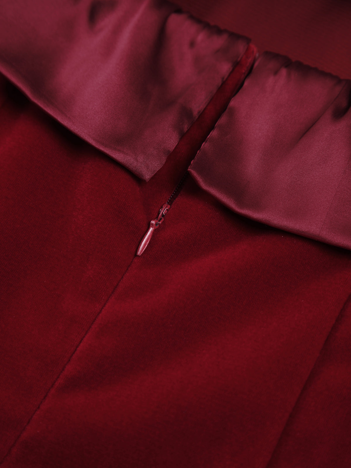 Trägerloses kurzes Kleid aus Satinsamt Moonloom
