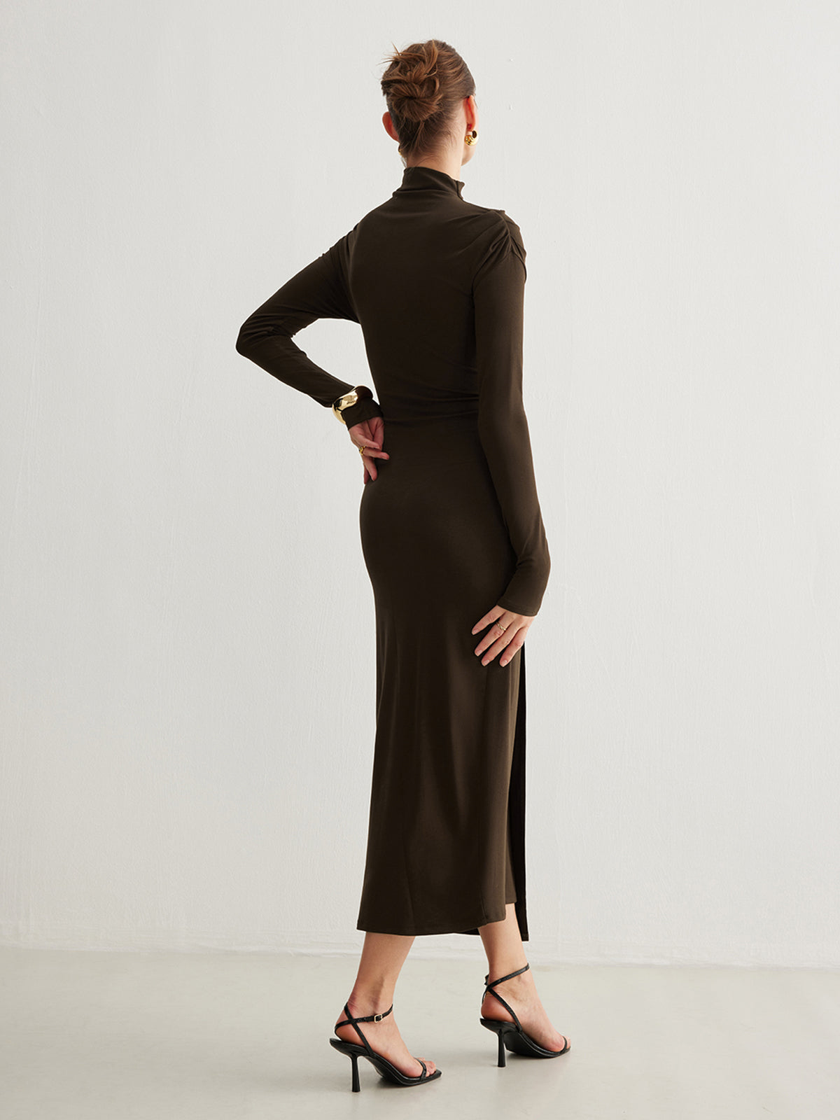 Shimfire – Plisseekleid mit unregelmäßigem Metallring-Schlitz