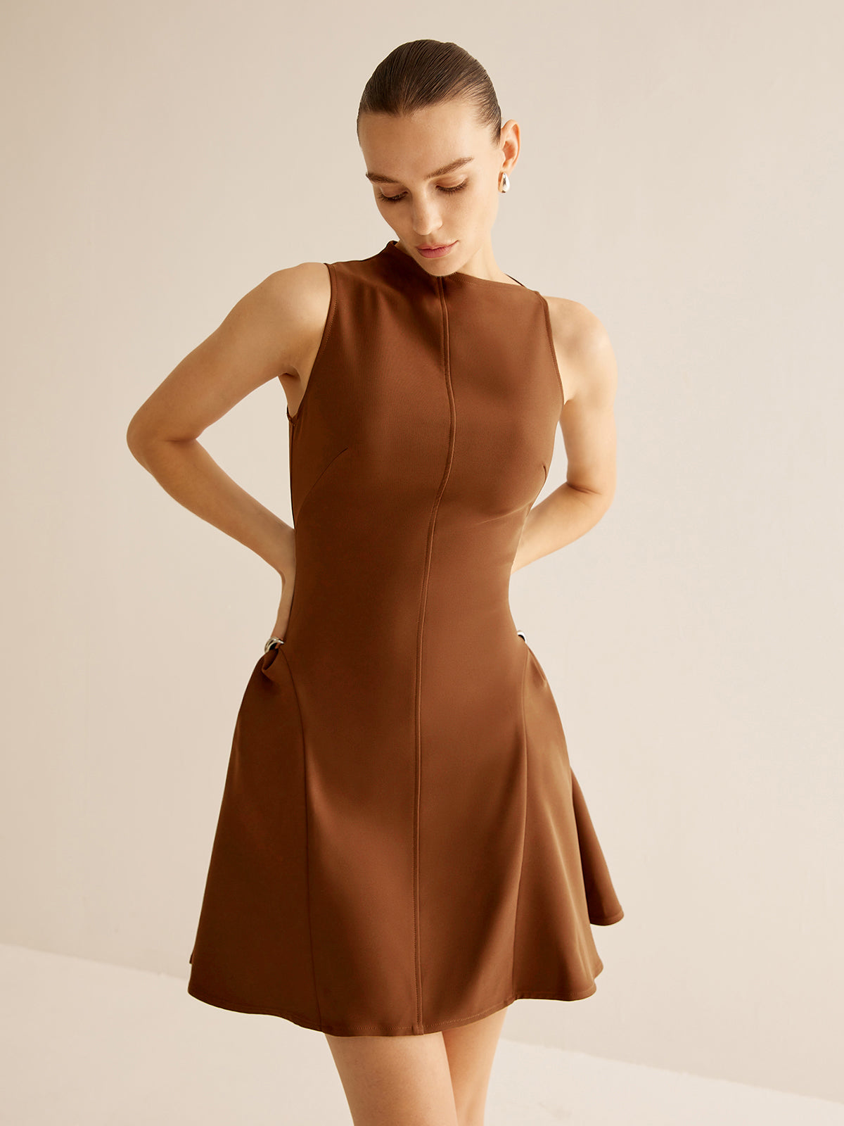 Mystral – Gerüschtes Kleid mit asymmetrischem Krageneinsatz