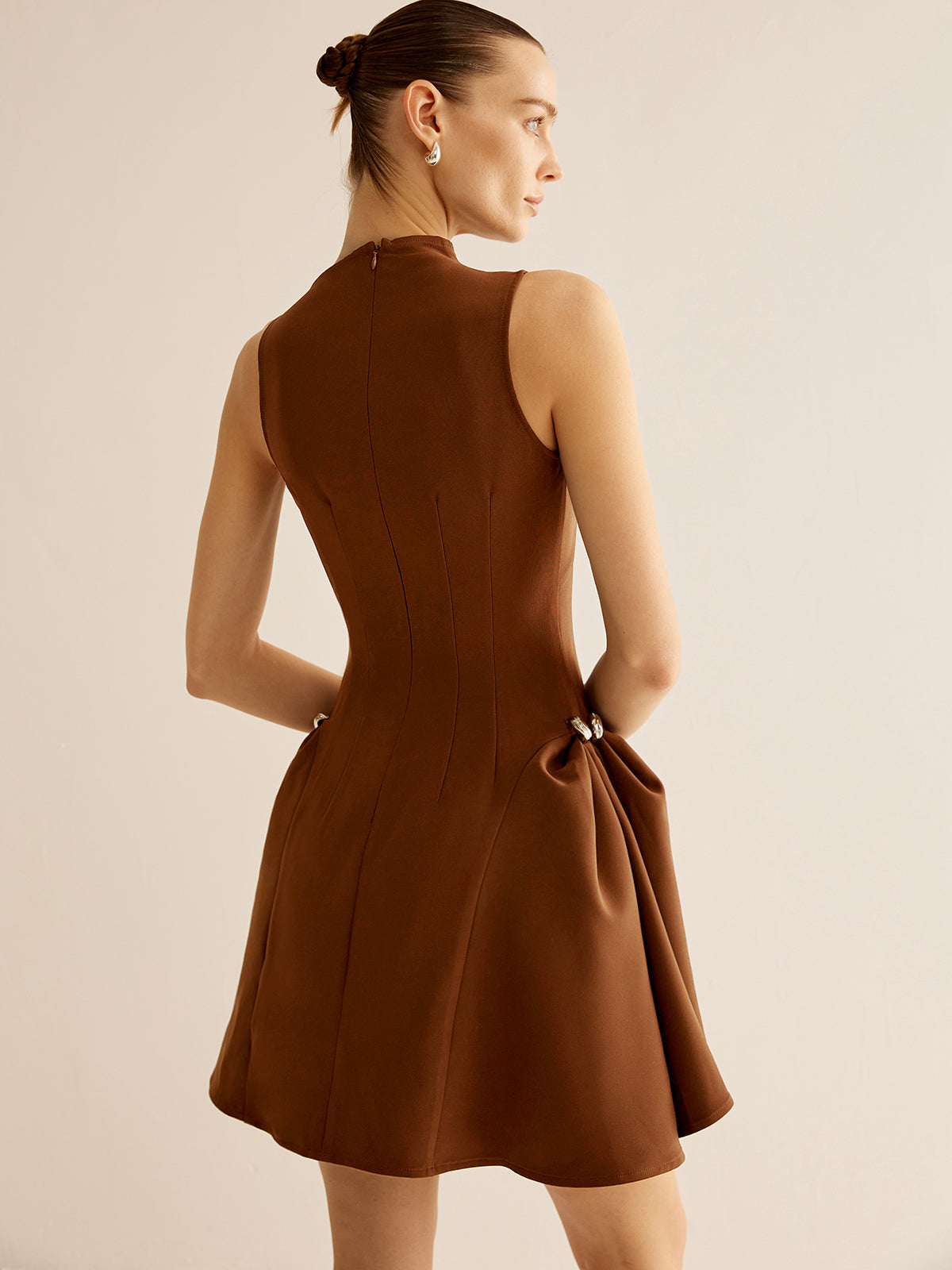 Mystral – Gerüschtes Kleid mit asymmetrischem Krageneinsatz